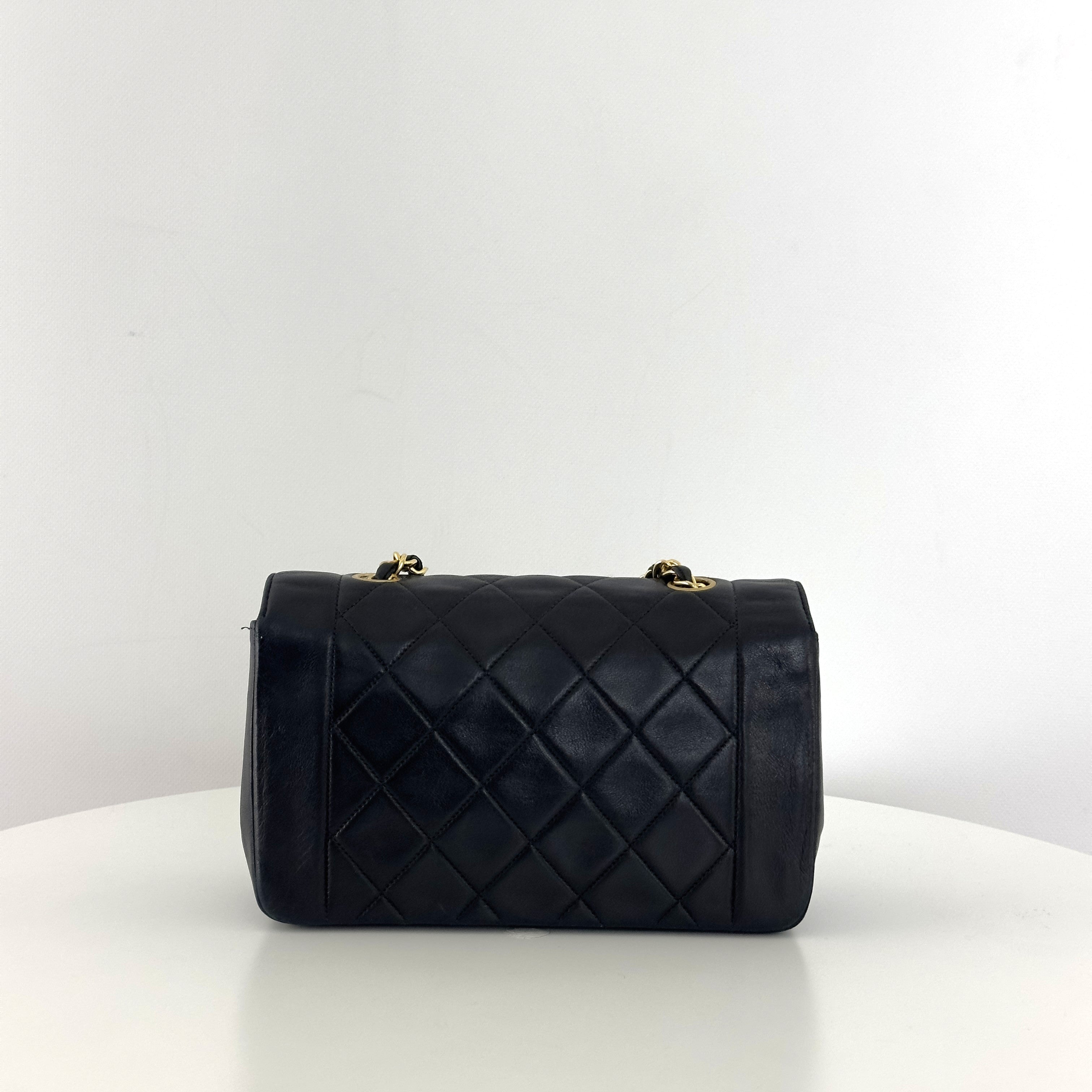 Sac à main CHANEL Diana Small cuir d'agneau noir
