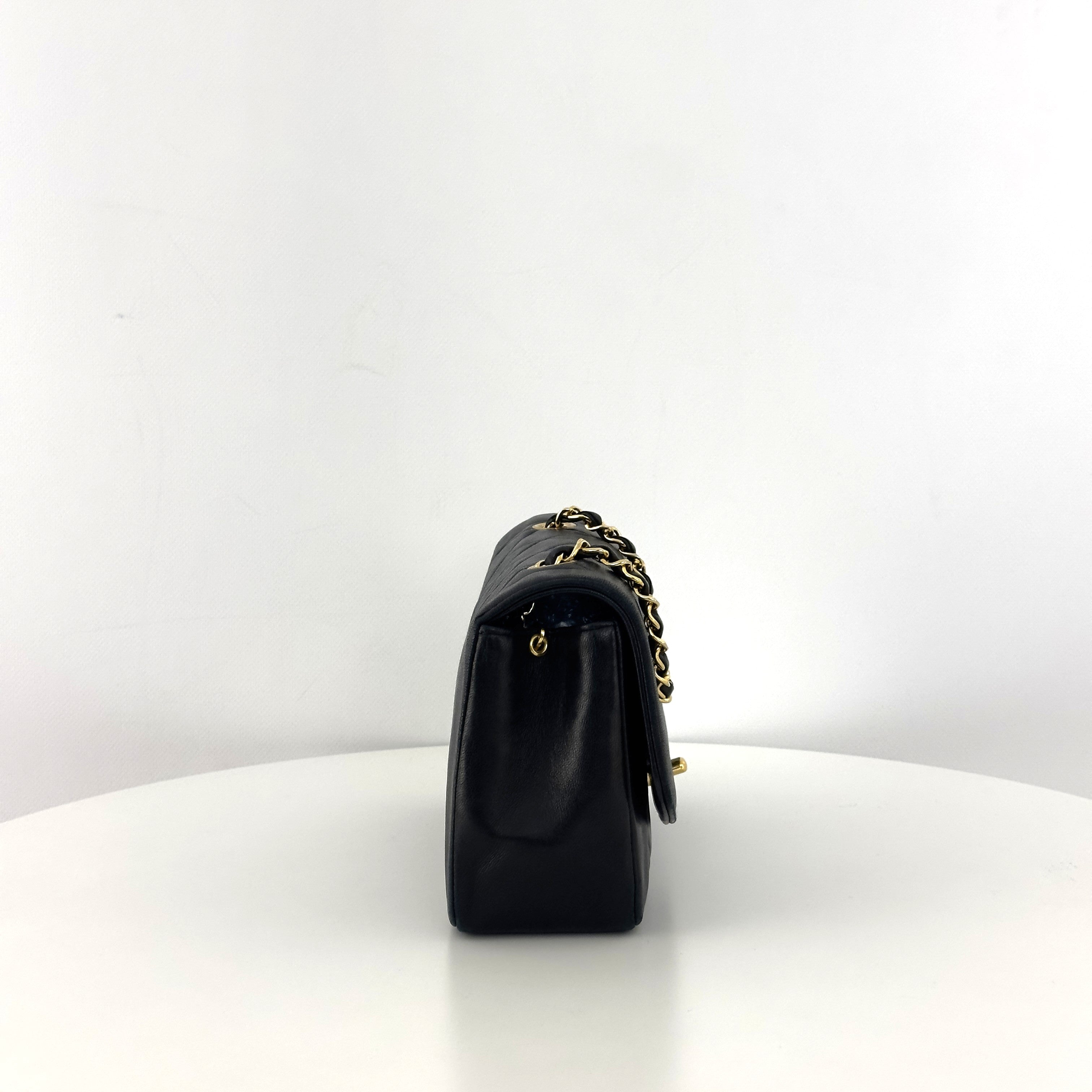 Sac à main CHANEL Diana Small cuir d'agneau noir