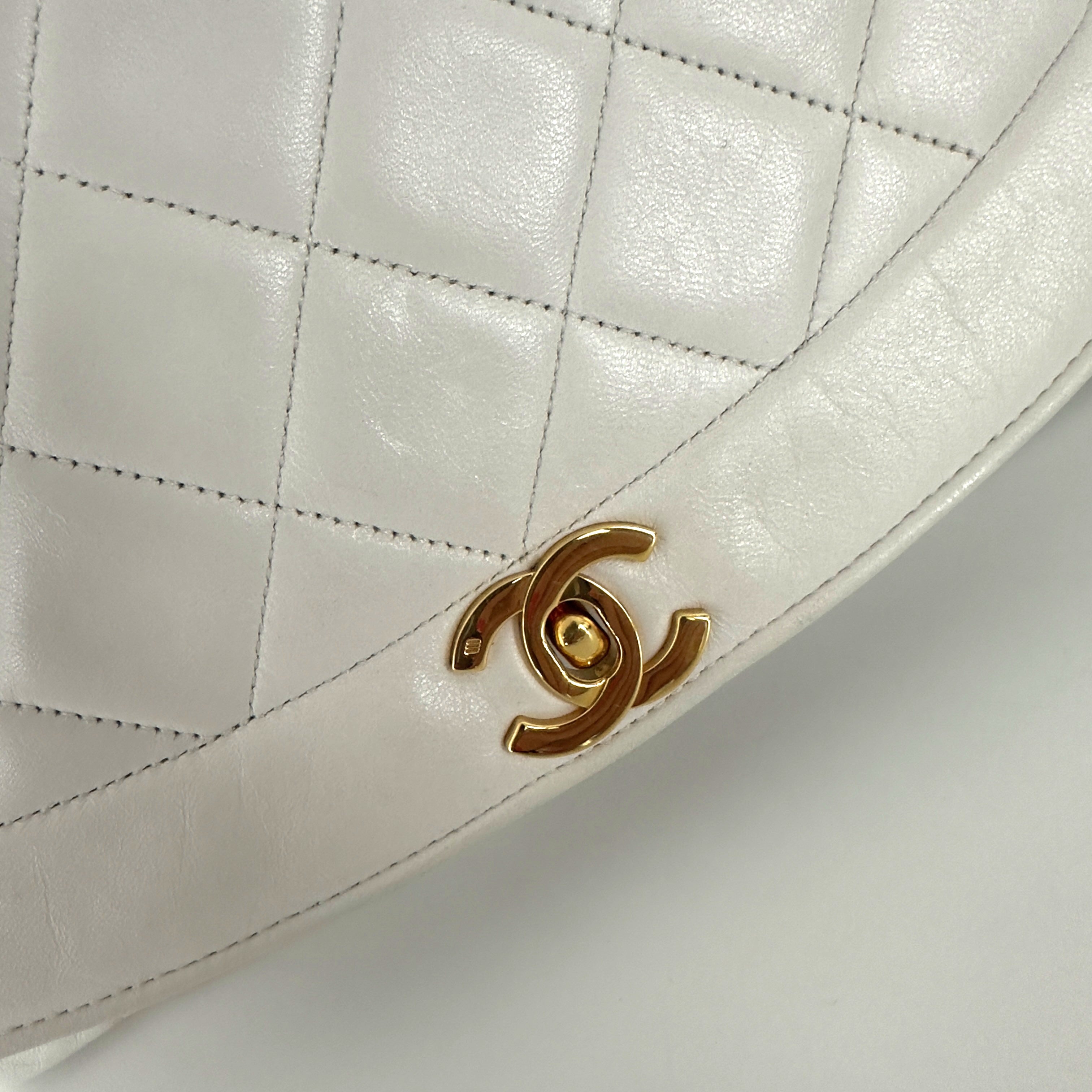 Sac à main CHANEL Diana Medium cuir d'agneau blanc
