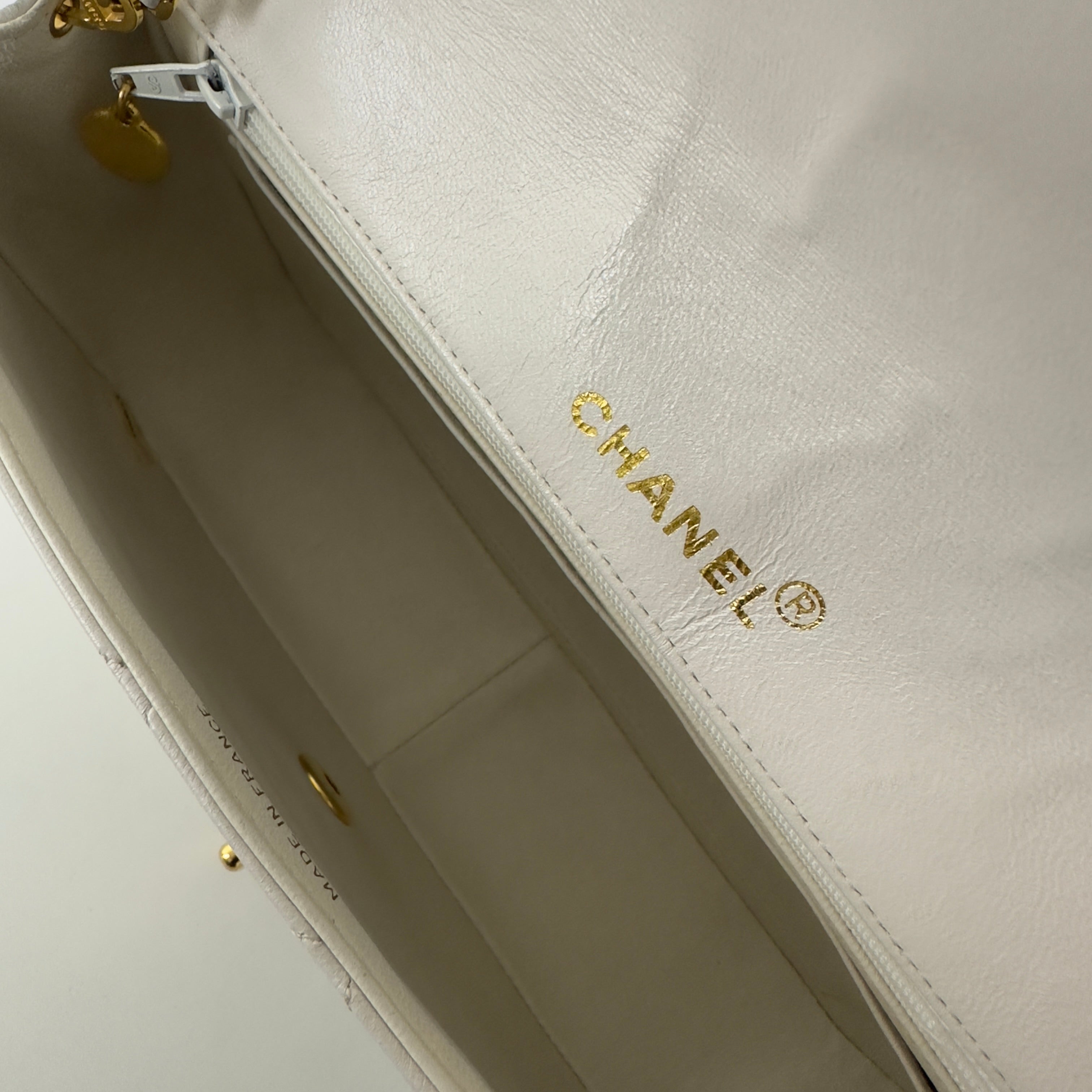 Sac à main CHANEL Diana Medium cuir d'agneau blanc