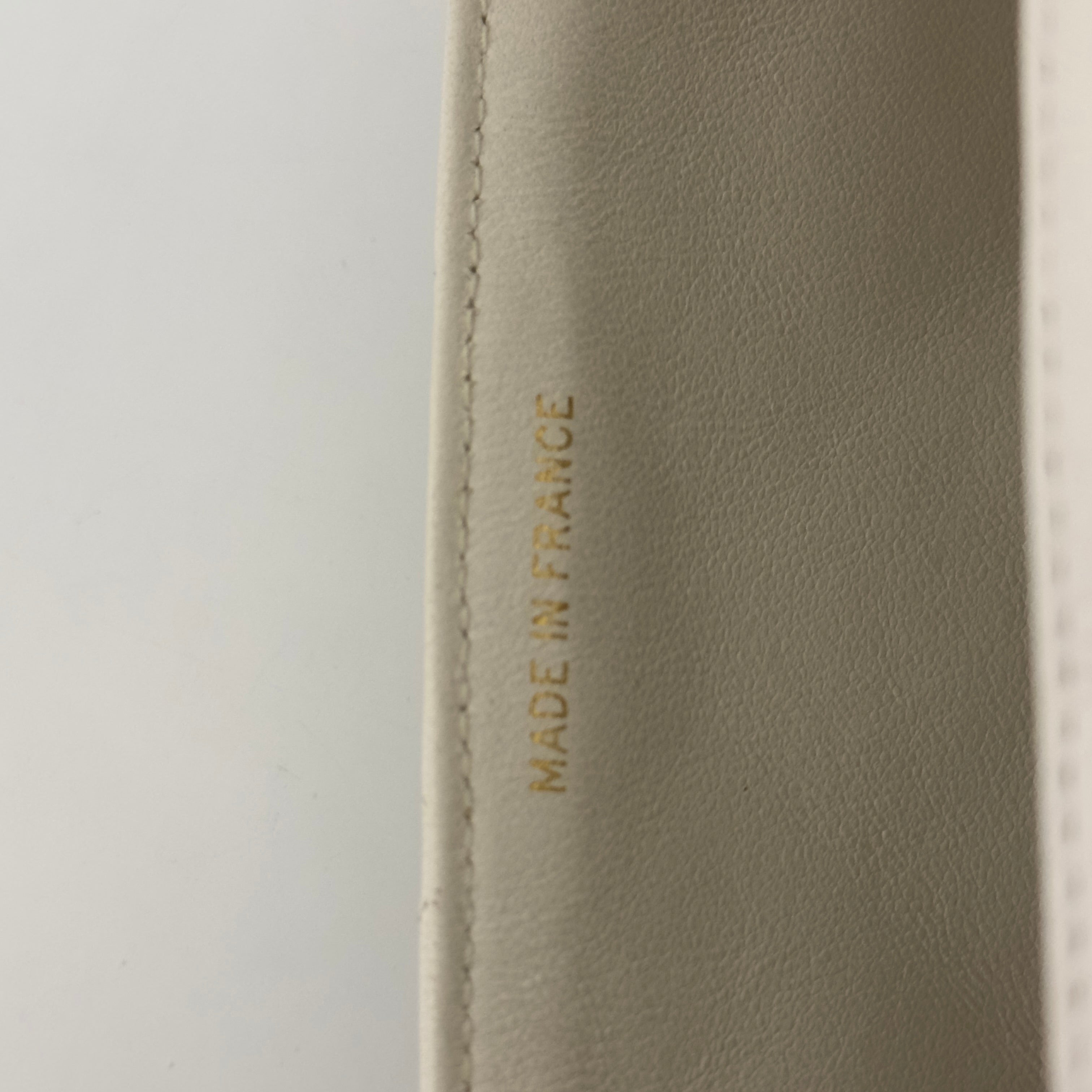 Sac à main CHANEL Diana Medium cuir d'agneau blanc