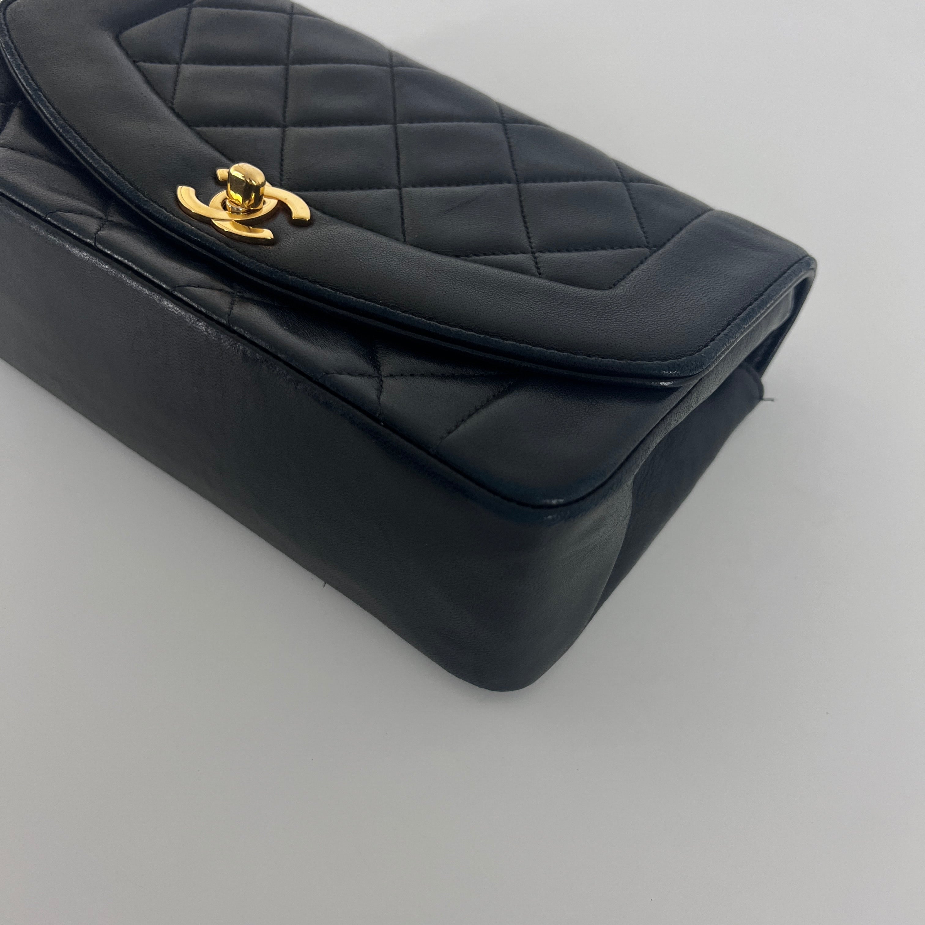 Sac à main CHANEL Diana Small cuir d'agneau noir