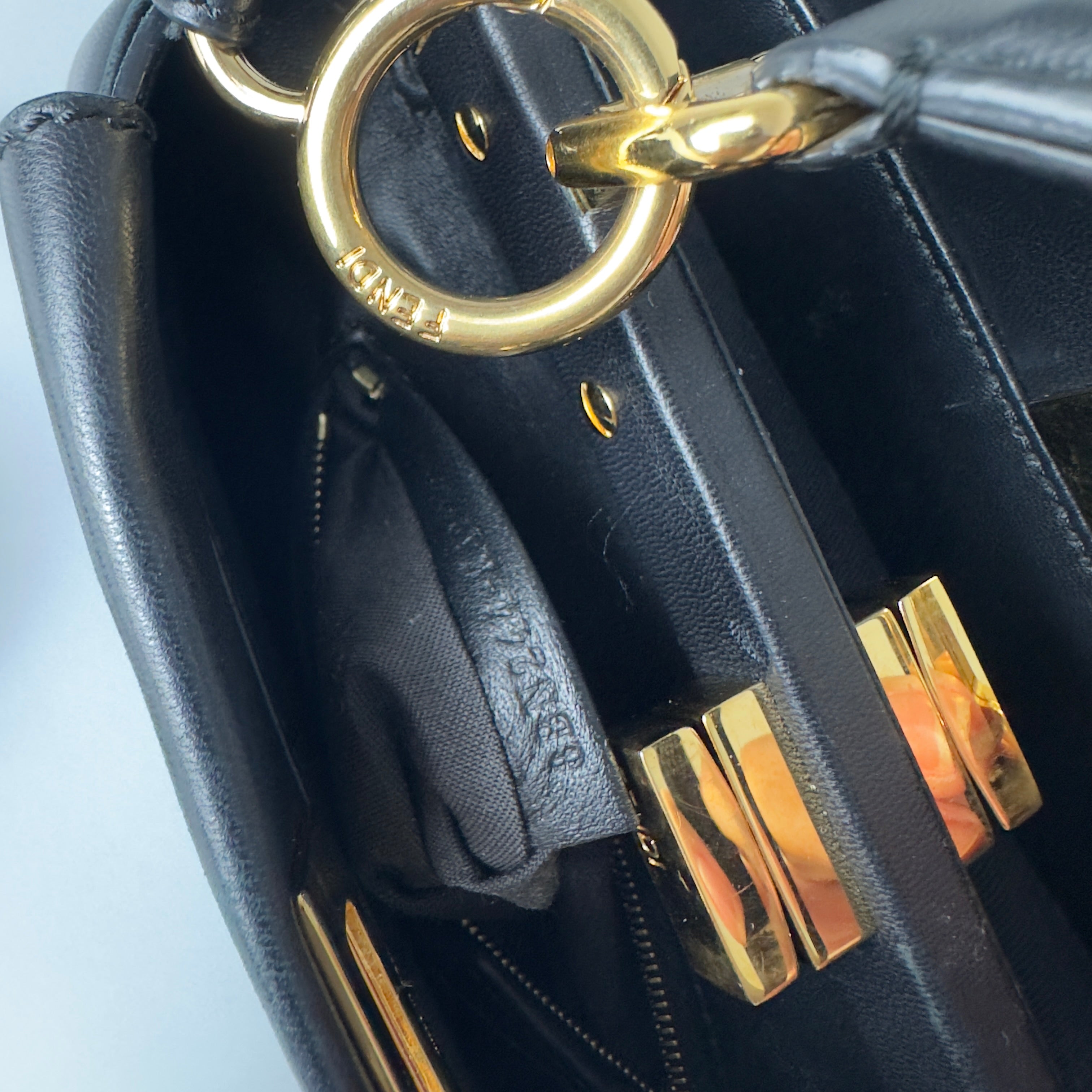 Sac à main FENDI Mini Peekaboo cuir noir