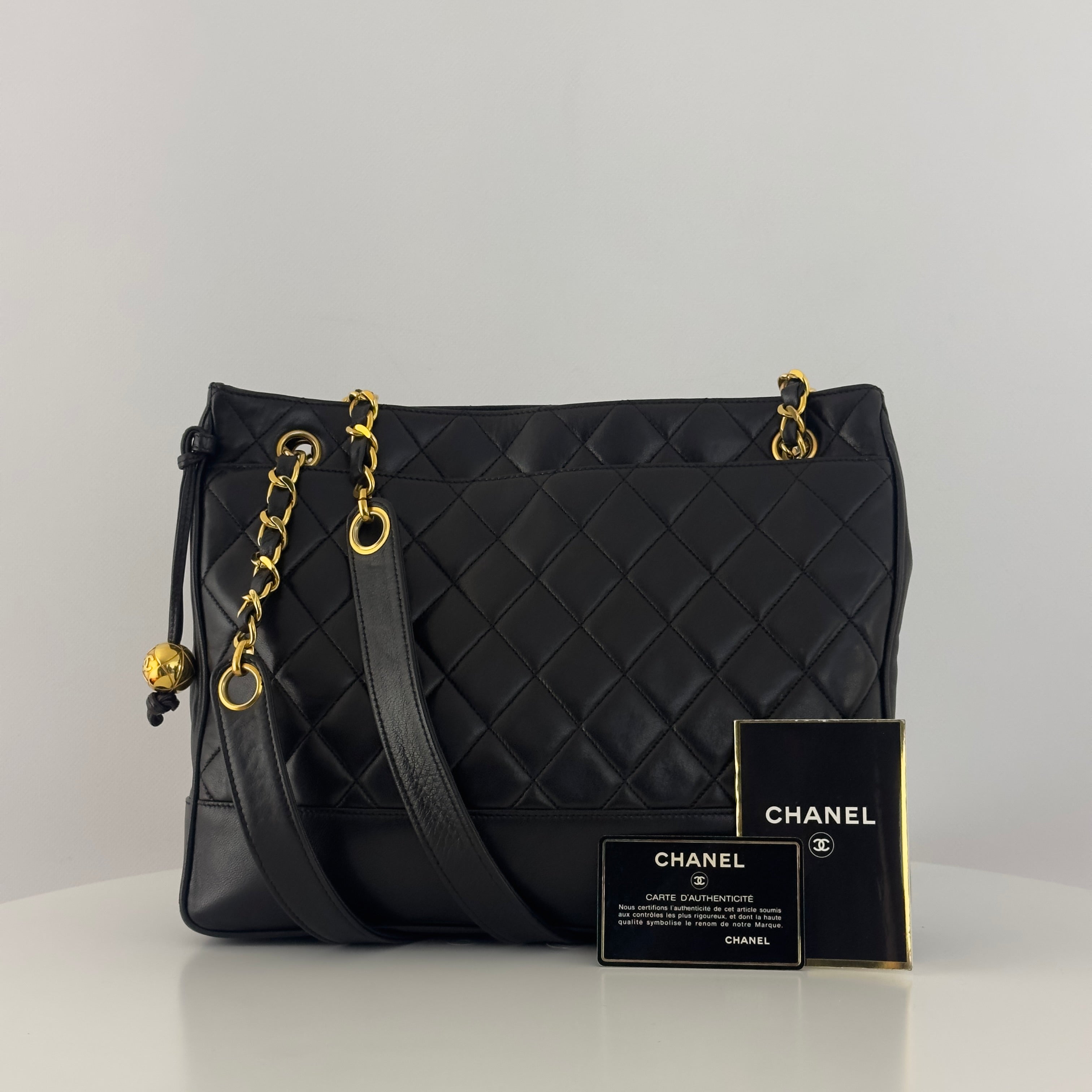 Sac à main CHANEL Tote Matelassé Chain cuir d'agneau noir