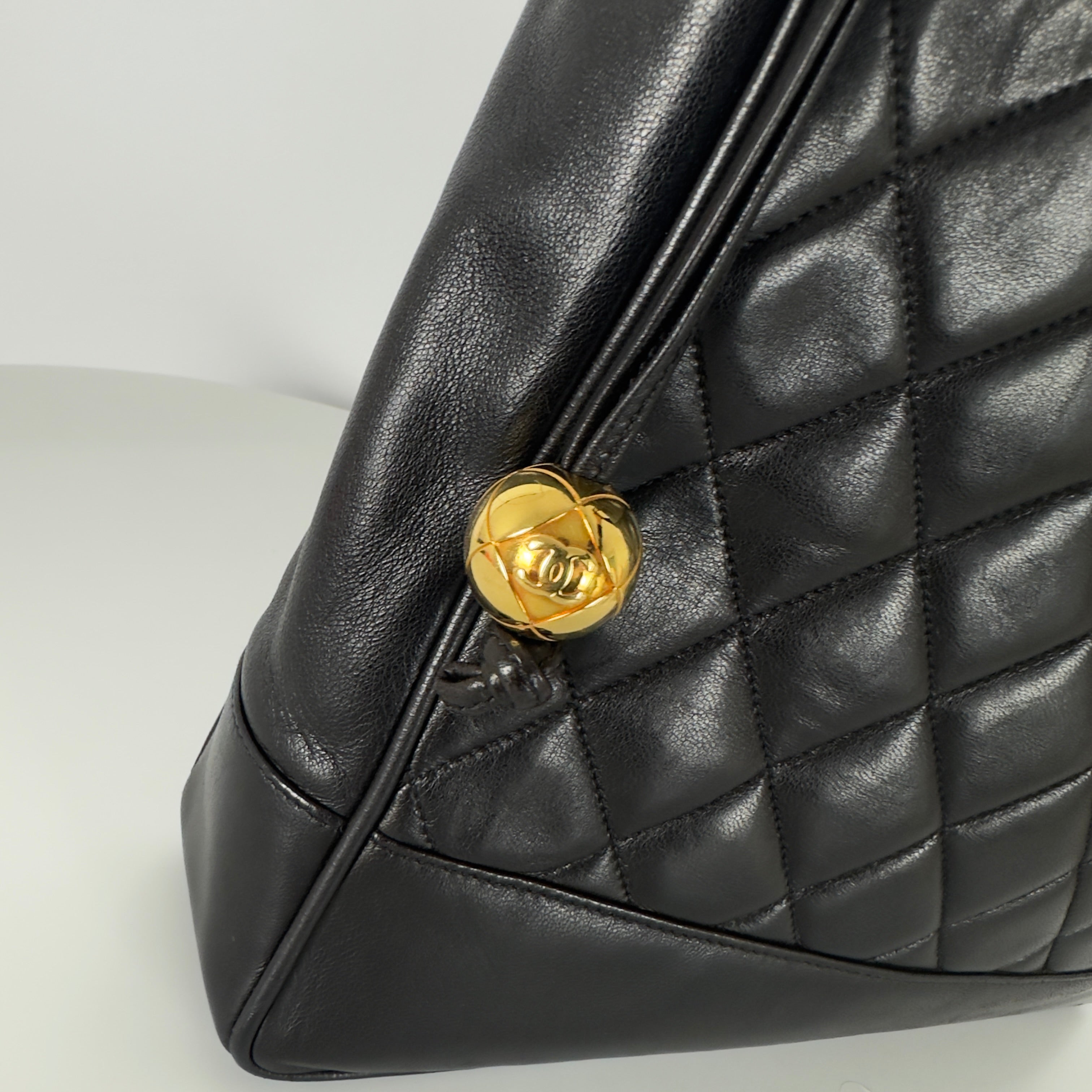 Sac à main CHANEL Tote Matelassé Chain cuir d'agneau noir