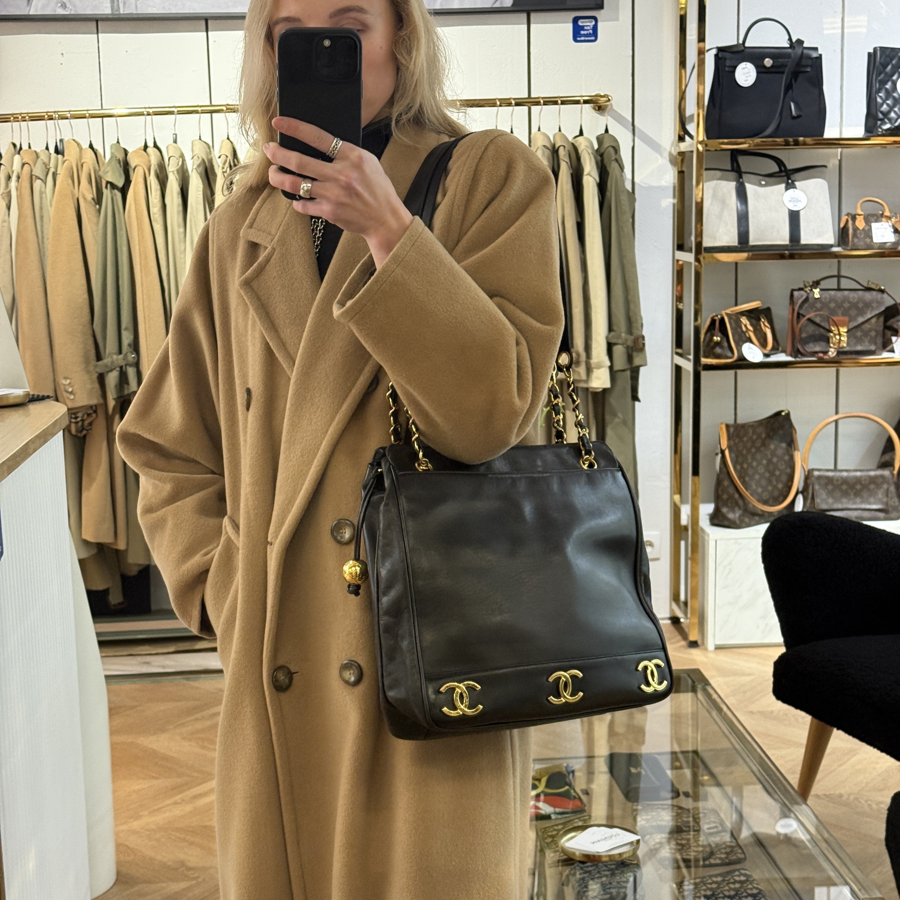 Sac à main CHANEL Tote CC cuir d'agneau noir