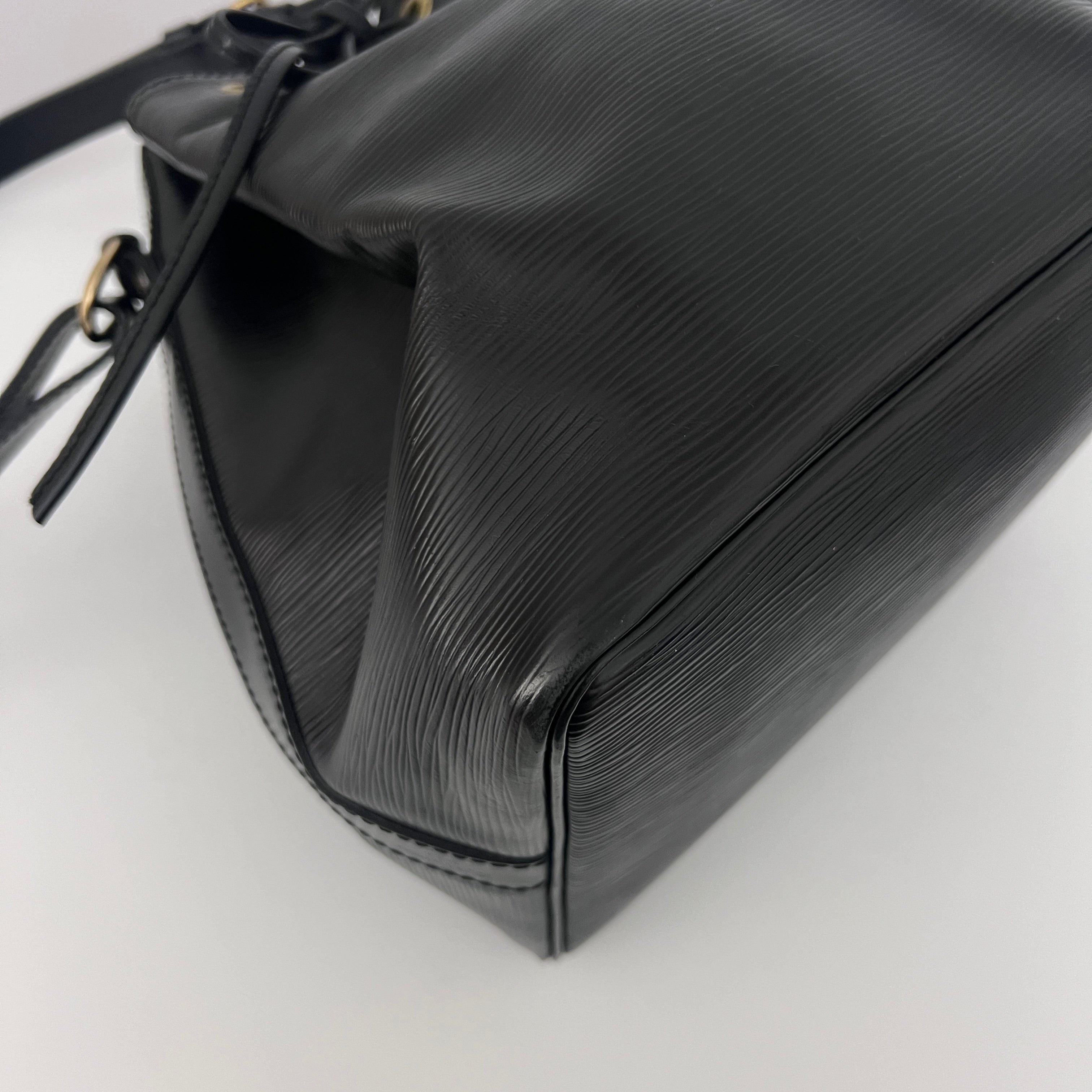 LOUIS VUITTON Noé Petit Bag in Black Epi Leather