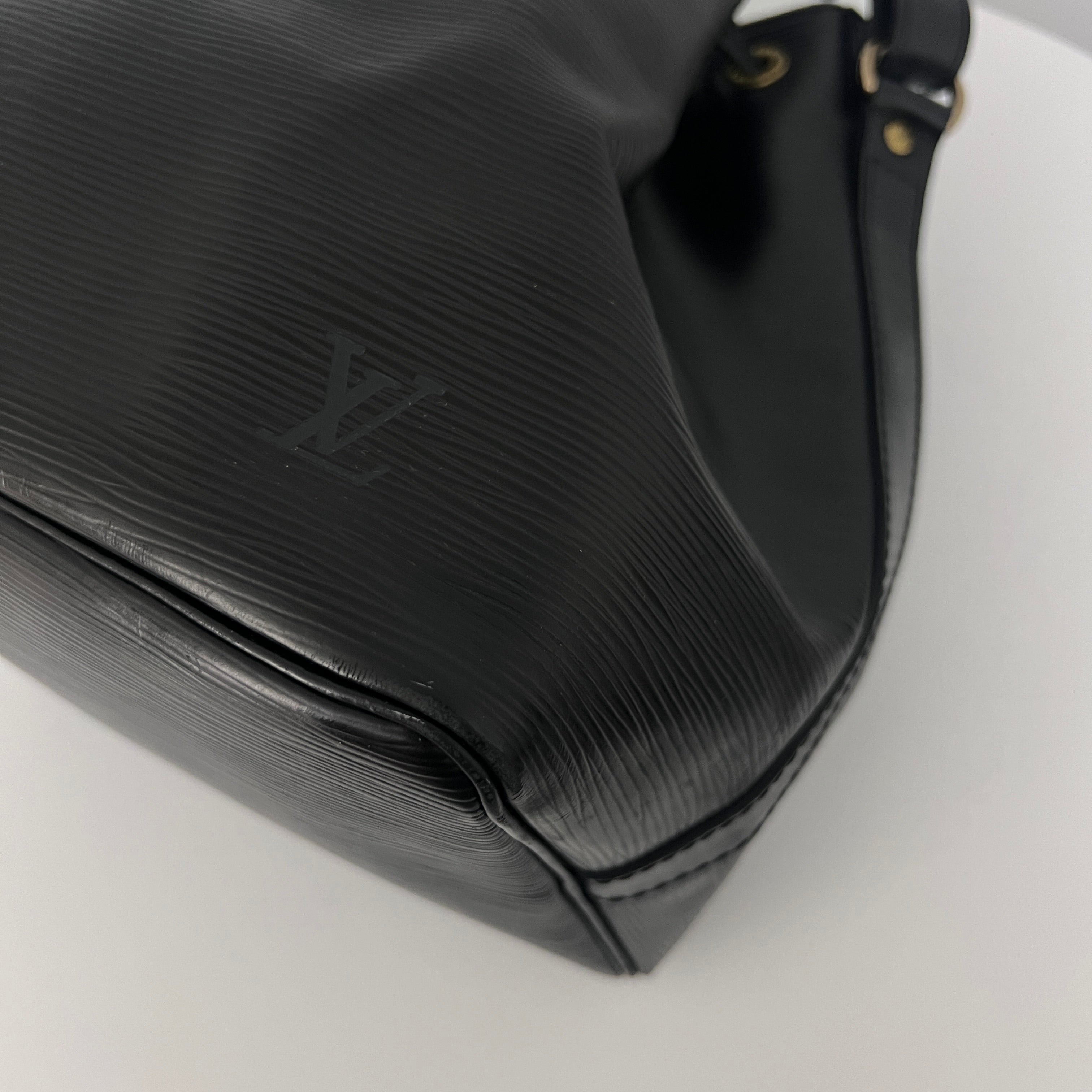 LOUIS VUITTON Noé Petit Bag in Black Epi Leather