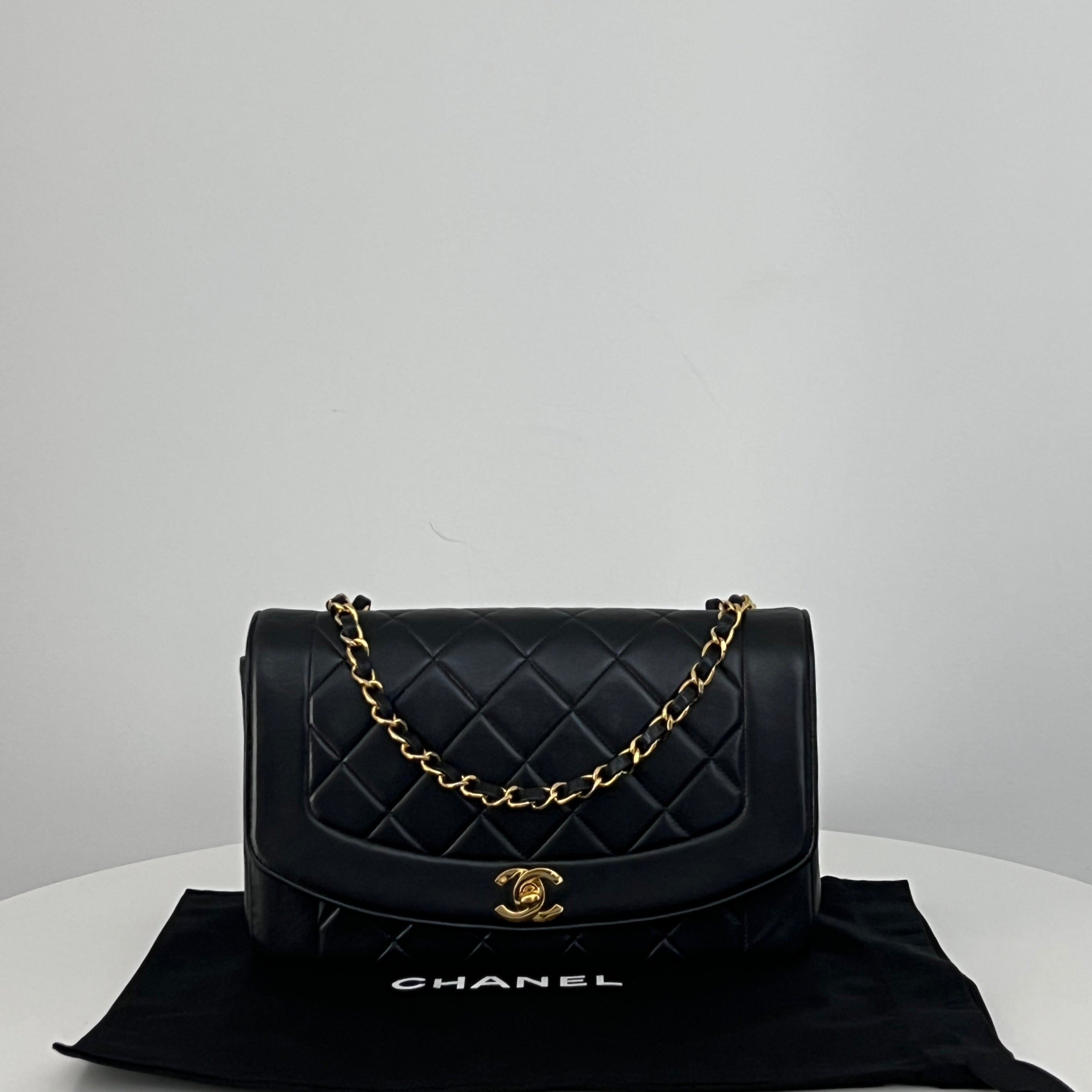 Sac à bandoulière CHANEL Diana Medium cuir d'agneau noir vintage 1996-1997