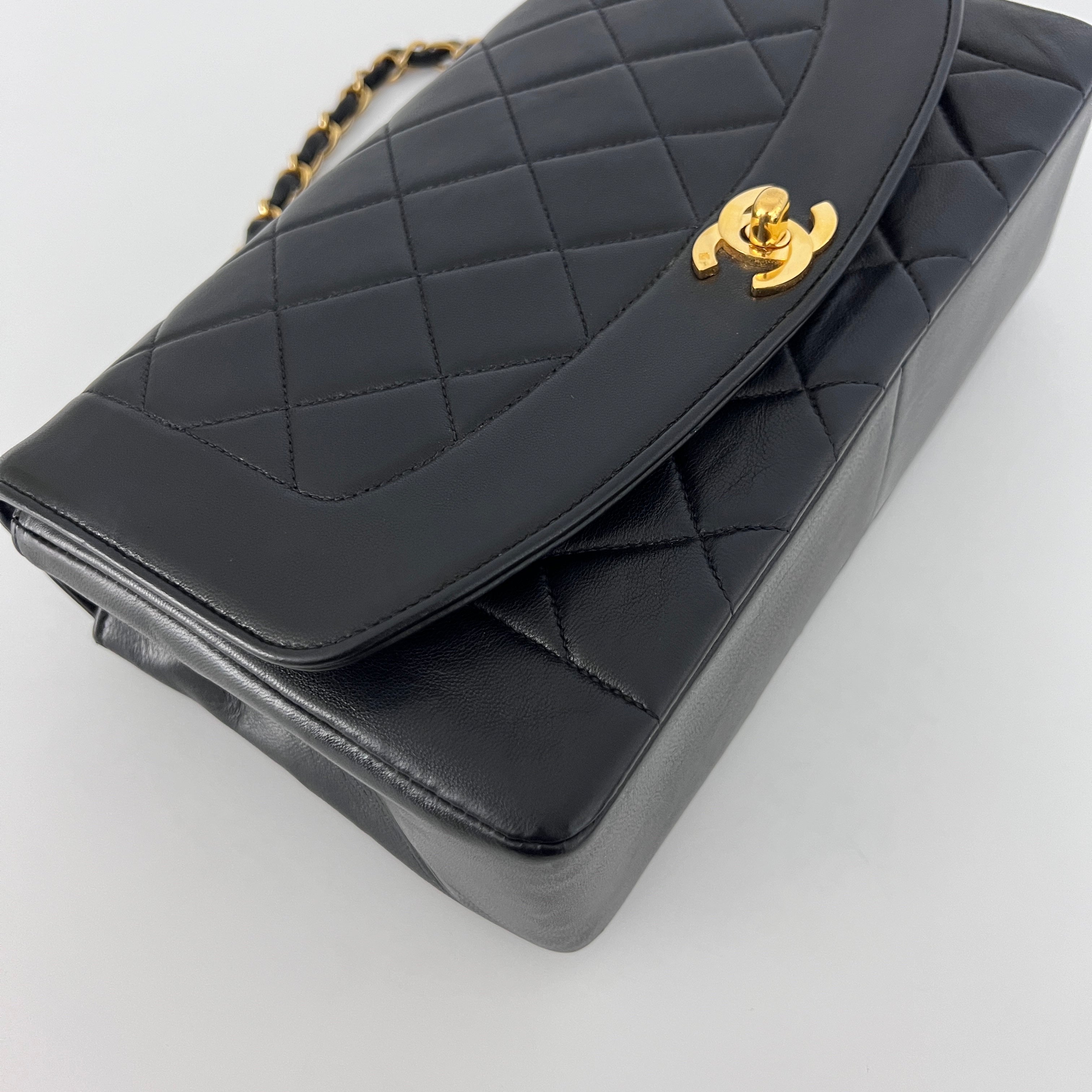 Sac à bandoulière CHANEL Diana Medium cuir d'agneau noir vintage 1996-1997