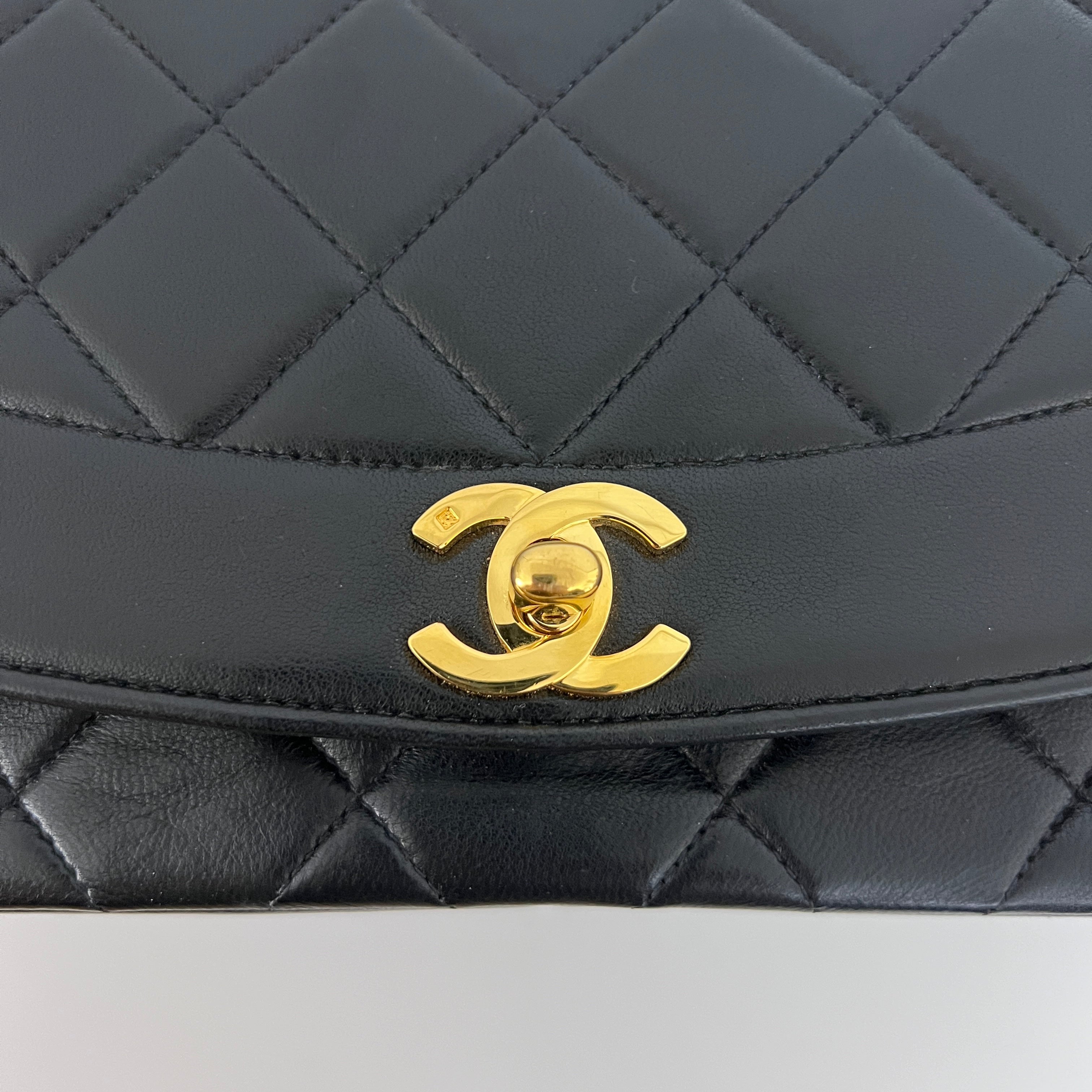 Sac à bandoulière CHANEL Diana Medium cuir d'agneau noir vintage 1996-1997