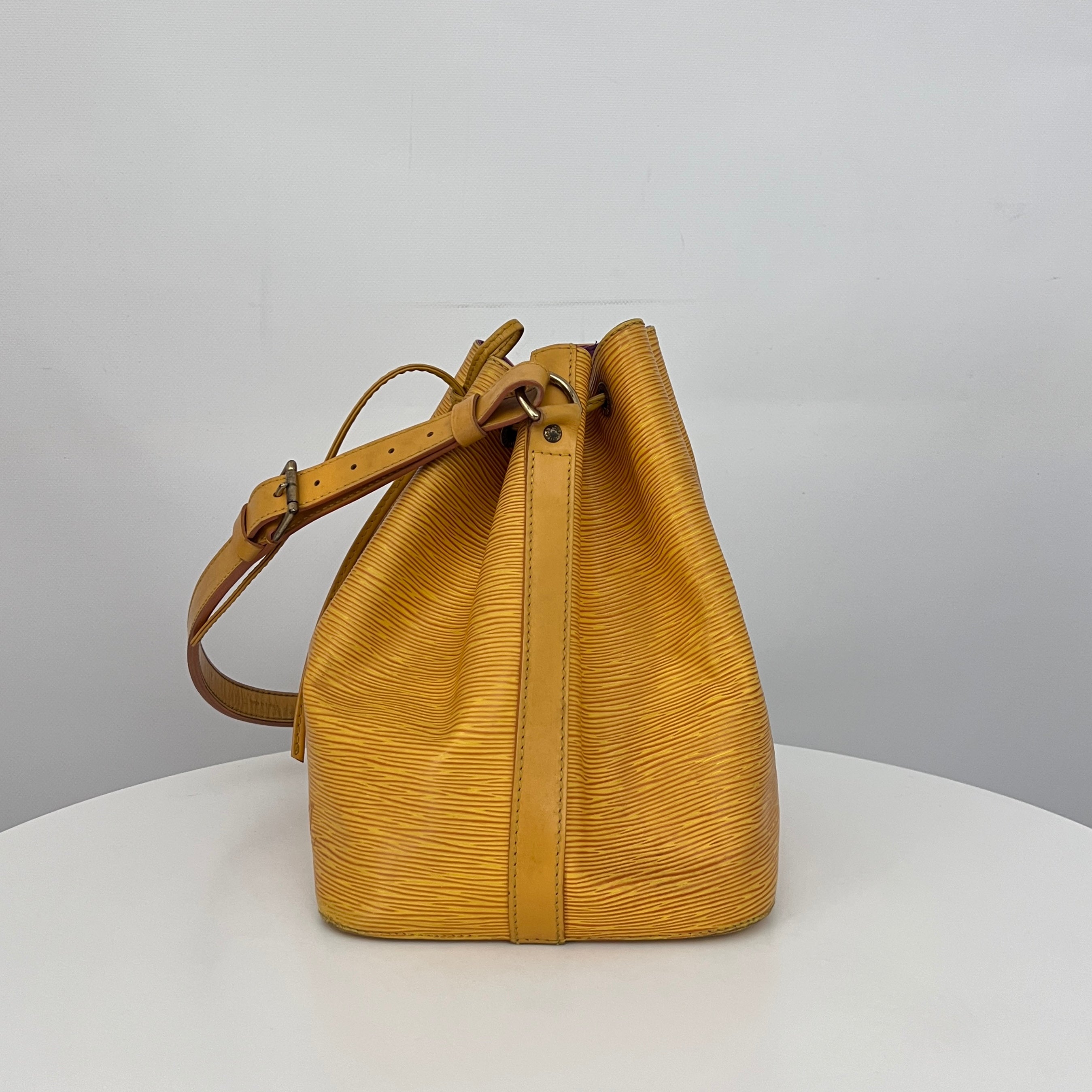 Sac LOUIS VUITTON Noé Petit cuir épi jaune vintage 1995