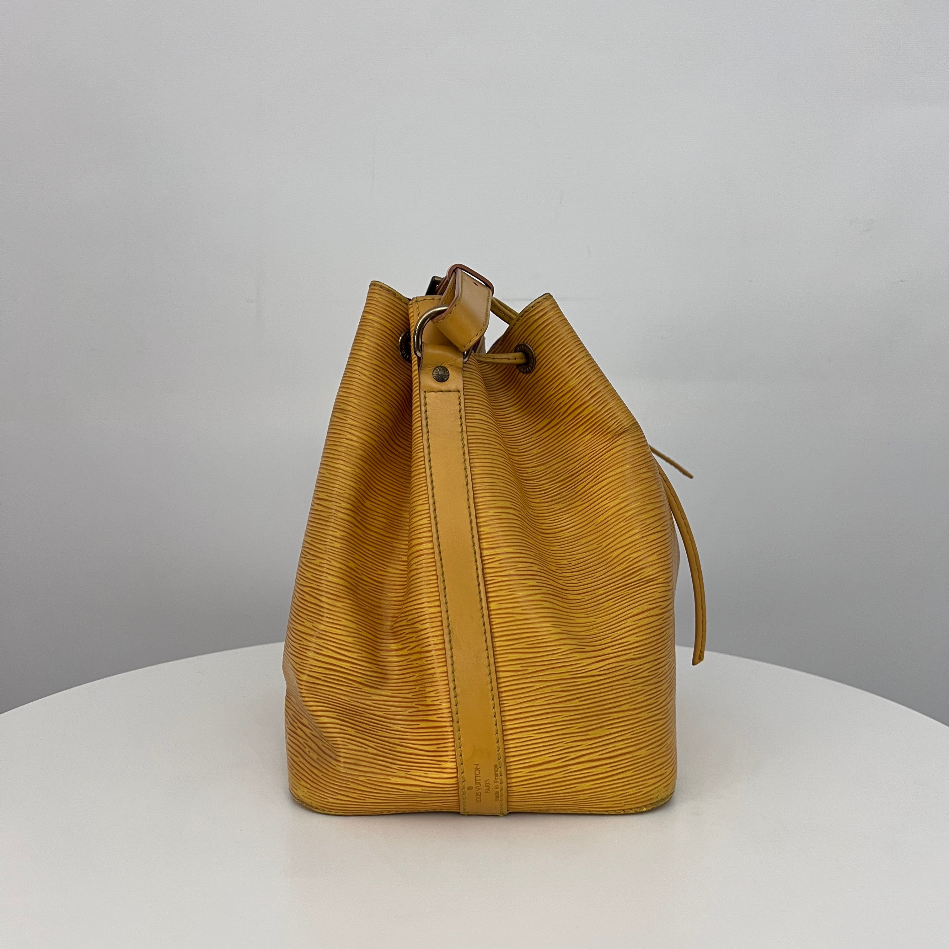Sac LOUIS VUITTON Noé Petit cuir épi jaune vintage 1995