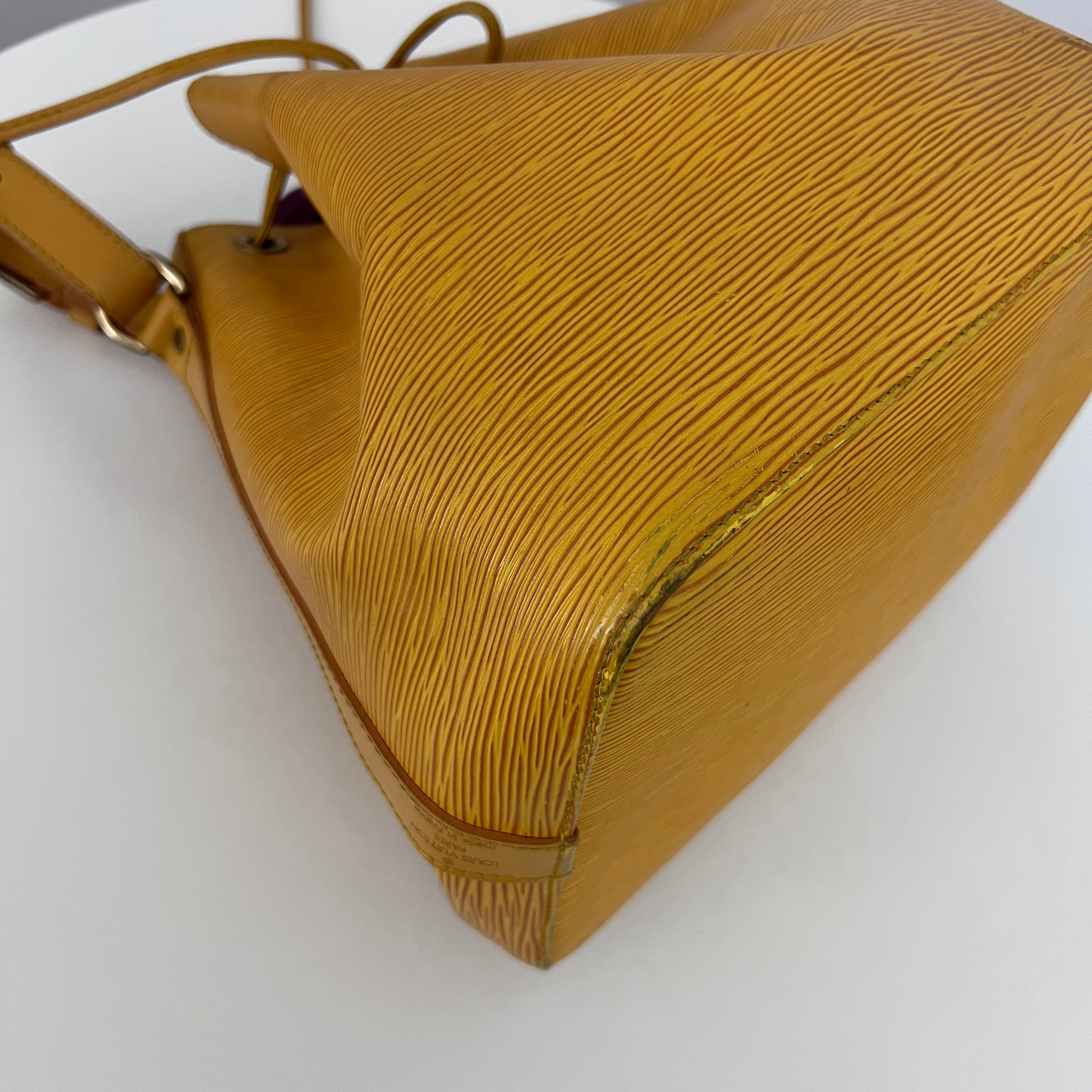 Sac LOUIS VUITTON Noé Petit cuir épi jaune vintage 1995