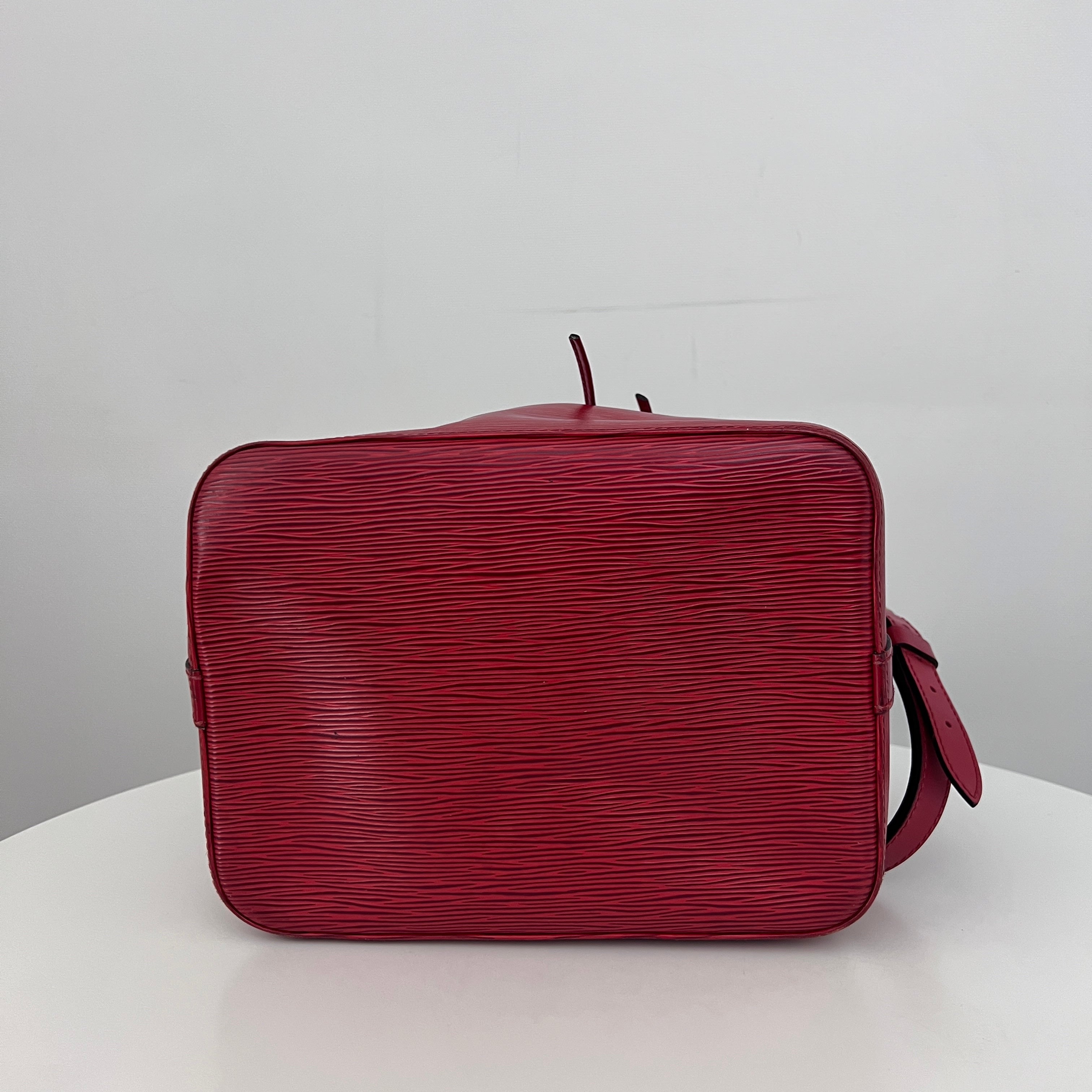 Sac LOUIS VUITTON Noé Petit cuir épi rouge vintage 1995