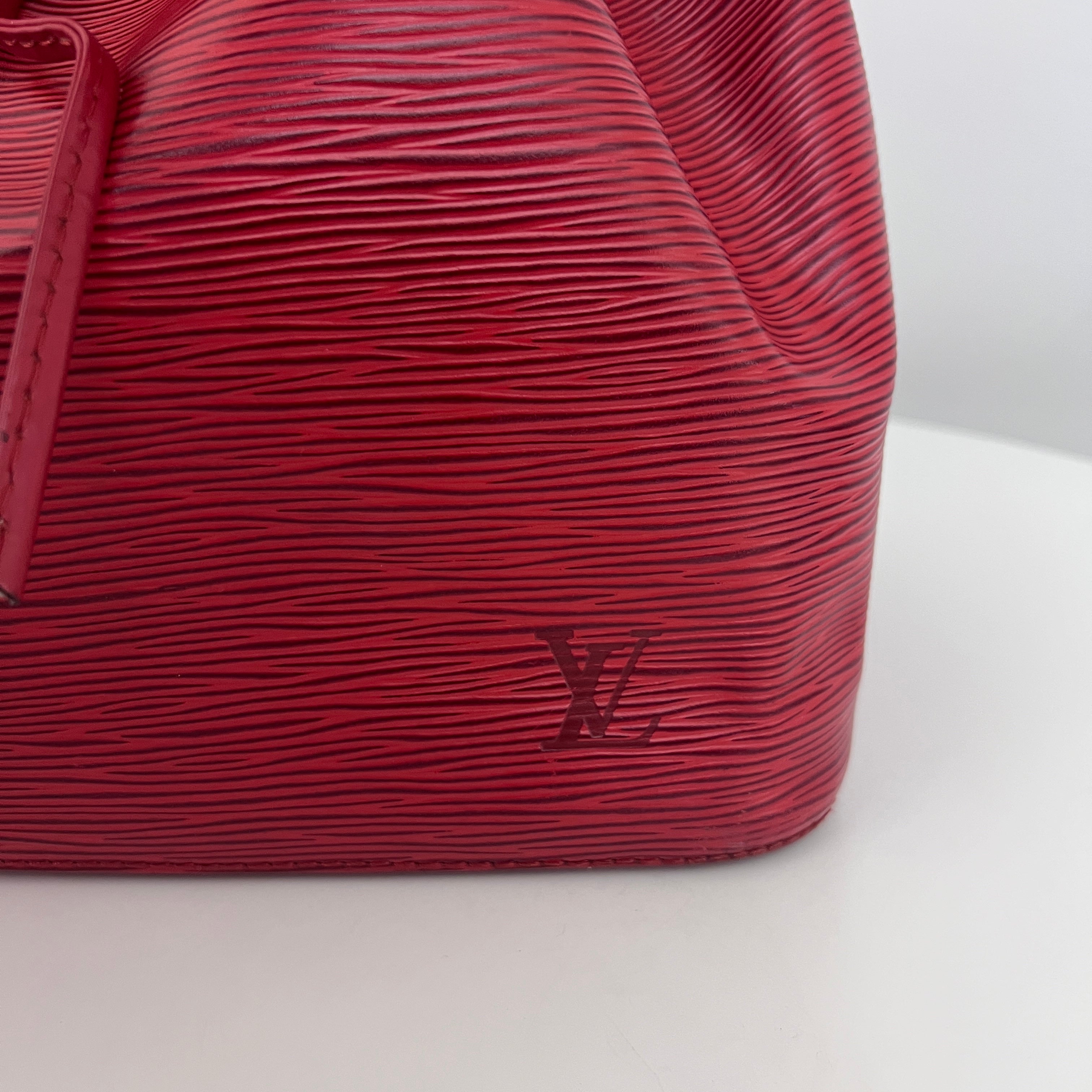 Sac LOUIS VUITTON Noé Petit cuir épi rouge vintage 1995