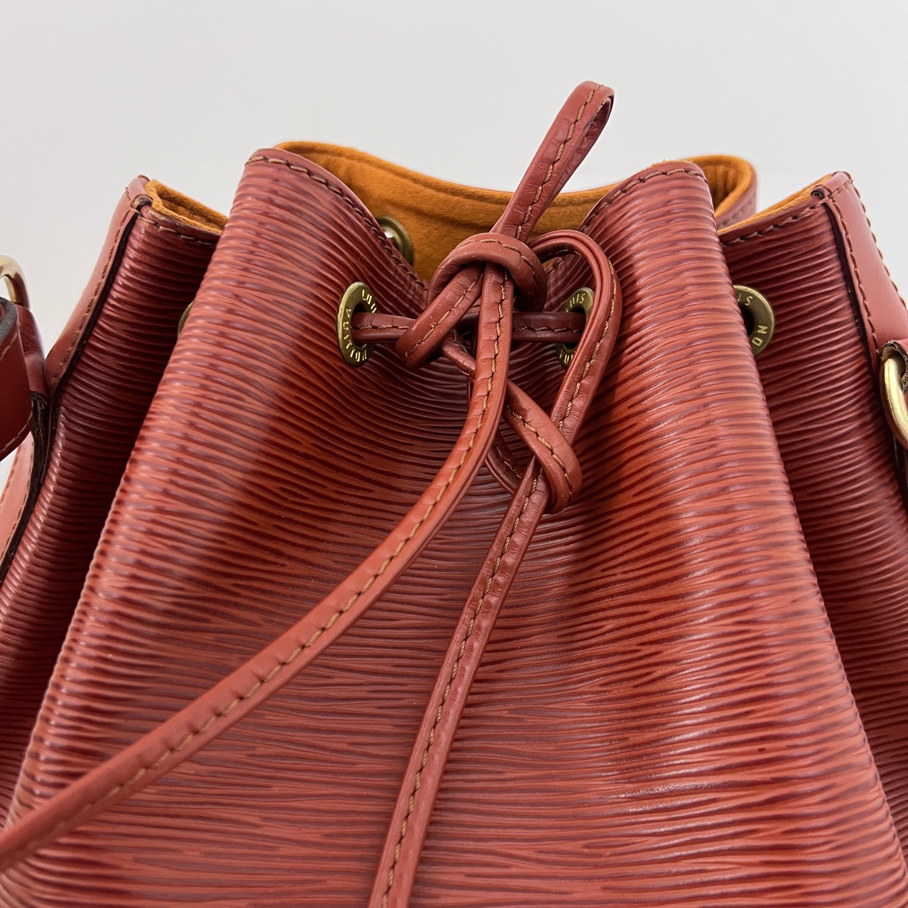 Sac LOUIS VUITTON Noé Petit cuir épi marron vintage 1997