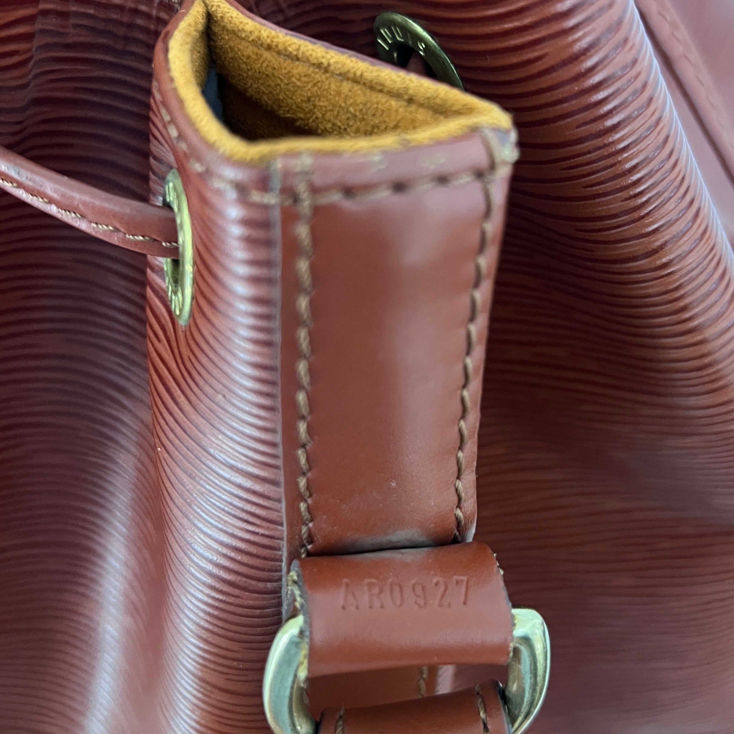 Sac LOUIS VUITTON Noé Petit cuir épi marron vintage 1997
