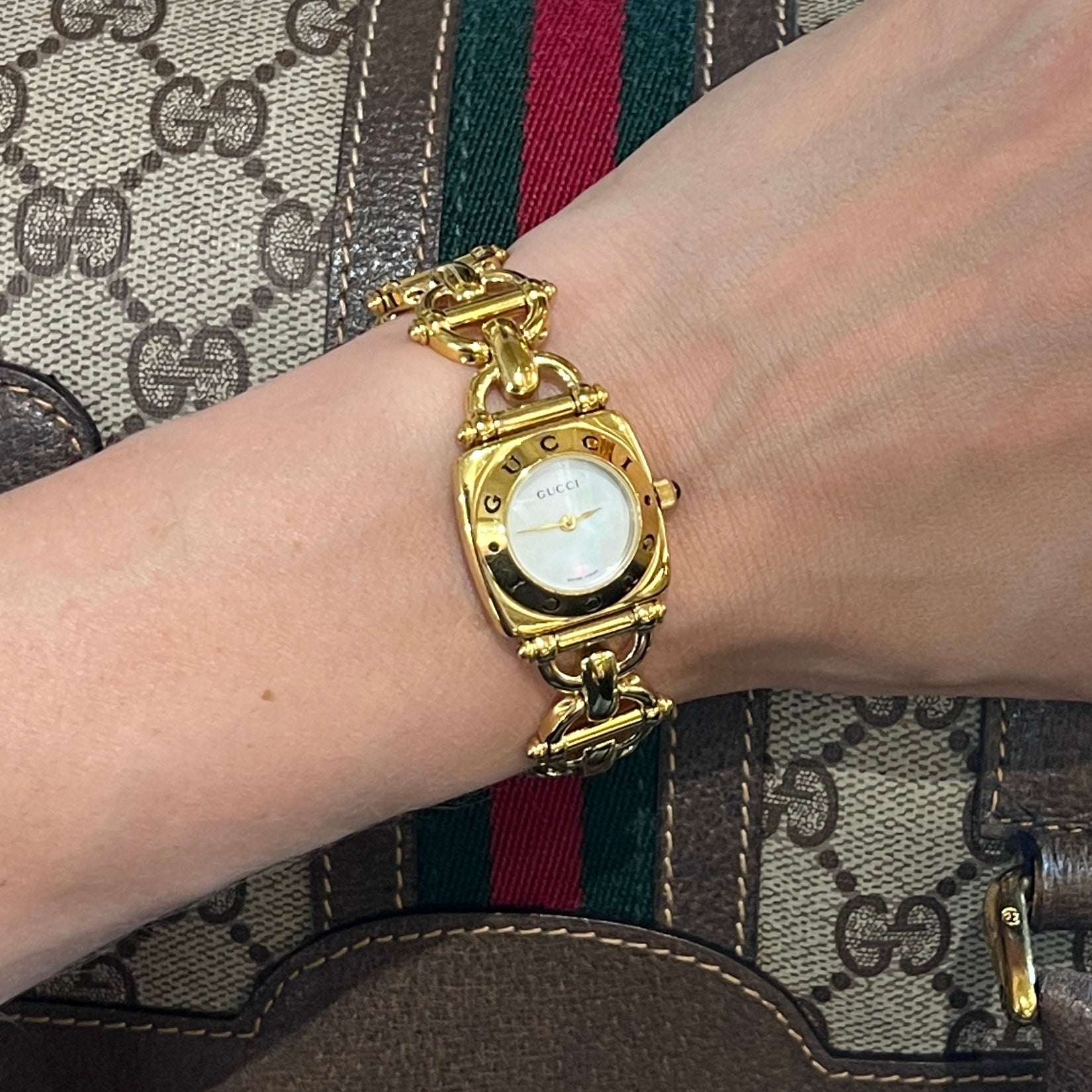 Montre GUCCI 6400 L plaqué or doré