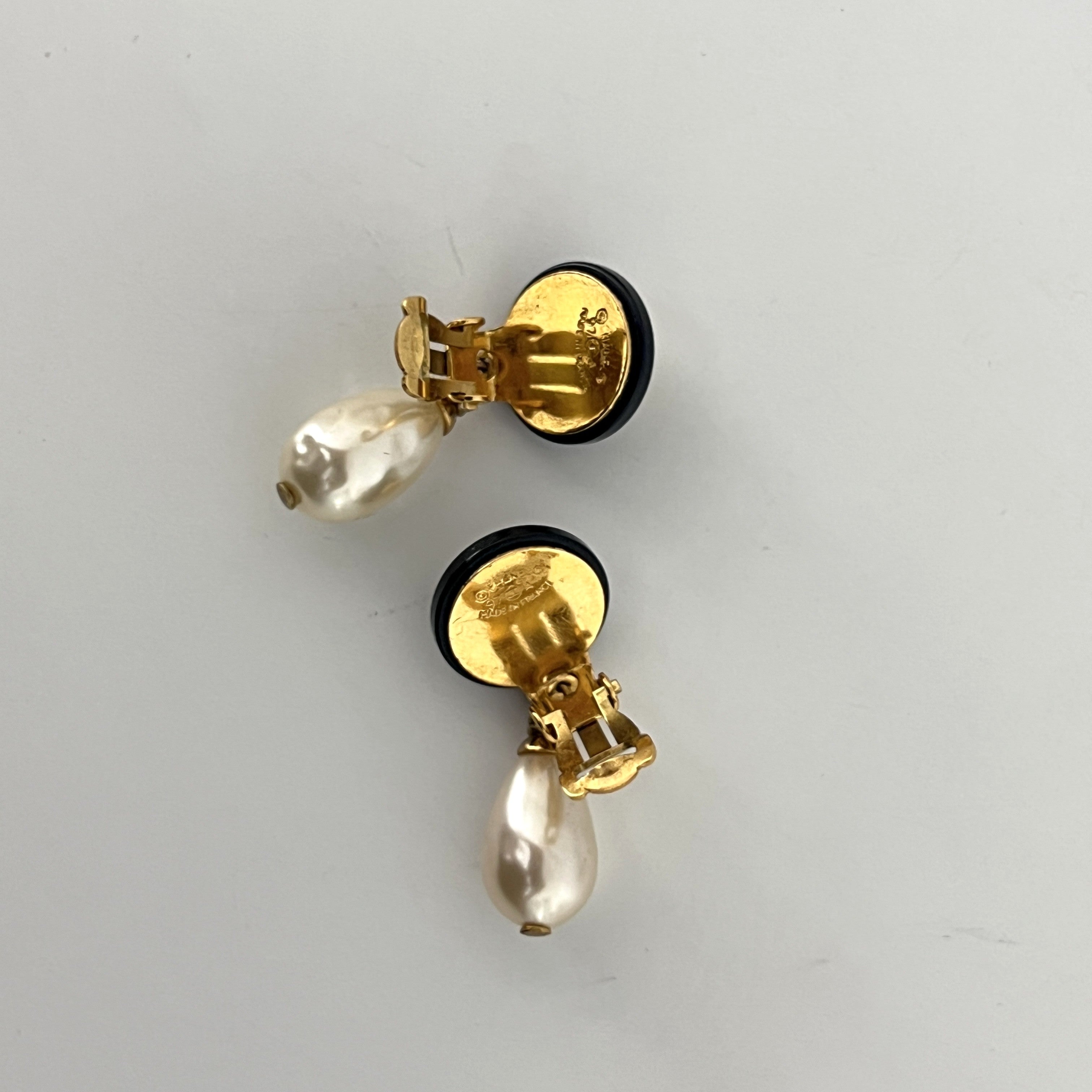 Boucles d'oreilles CHANEL CC Perles Goutte Collection 1997