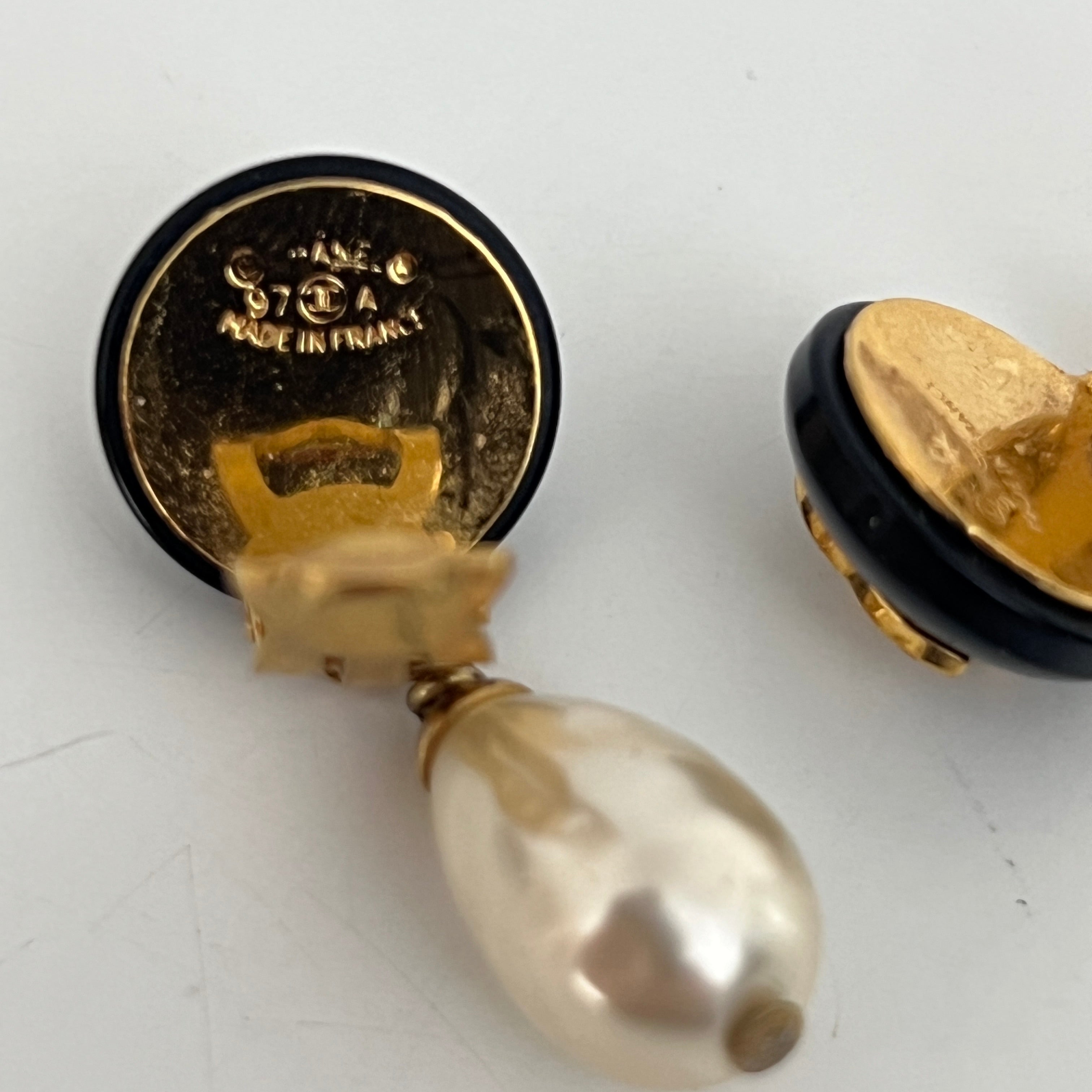 Boucles d'oreilles CHANEL CC Perles Goutte Collection 1997