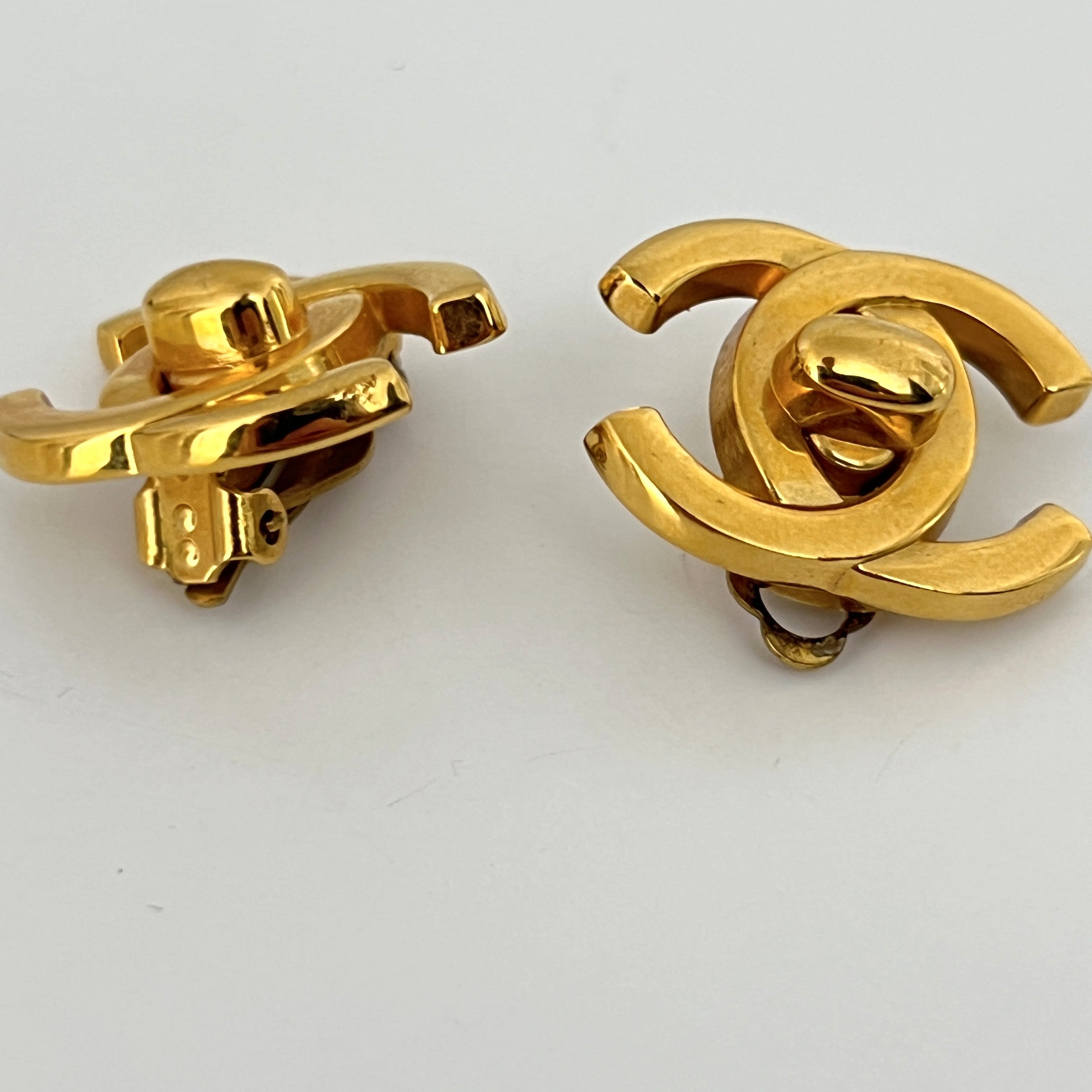 Boucles d'oreilles CHANEL CC Clip On Collection 1995