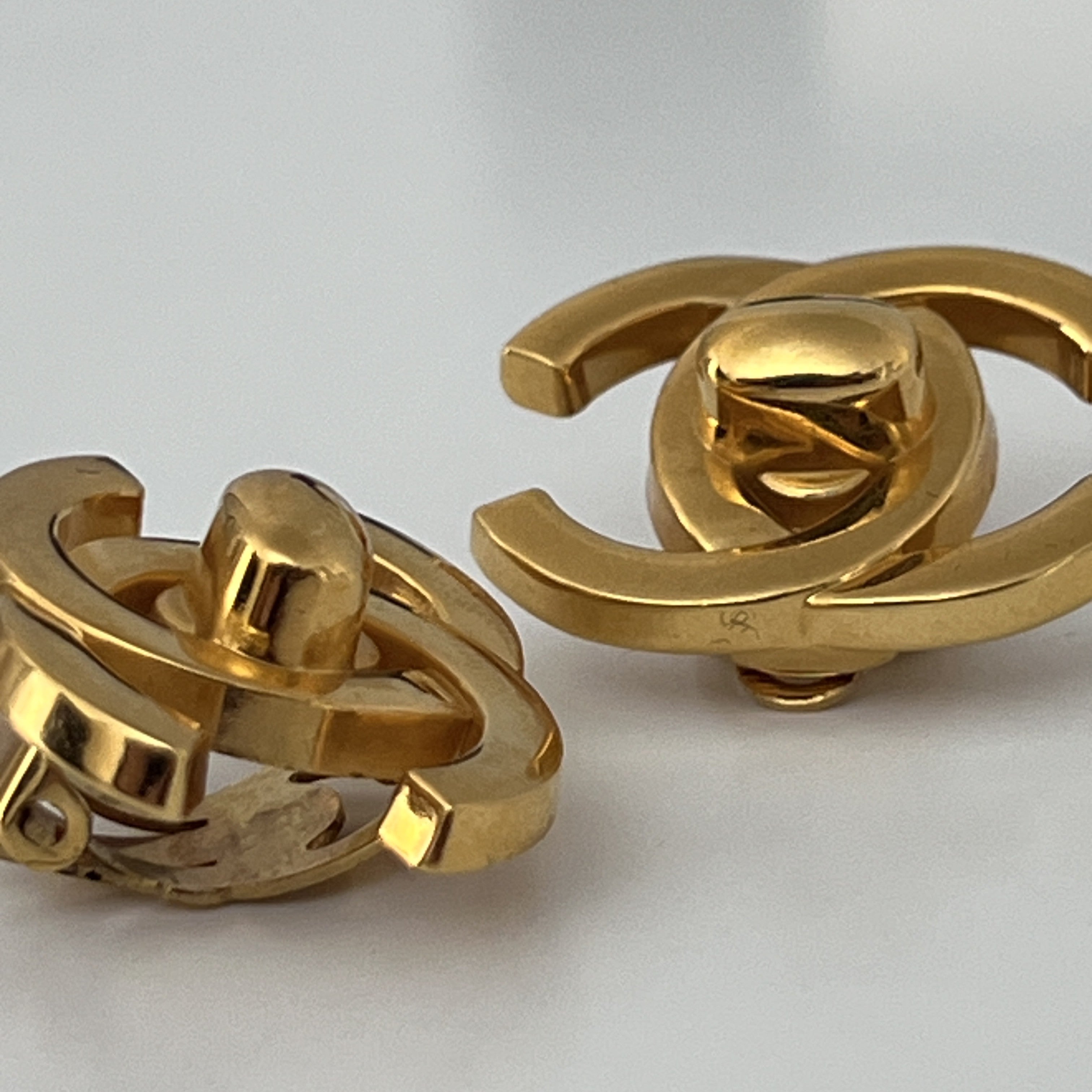 Boucles d'oreilles CHANEL CC Clip On Collection 1996