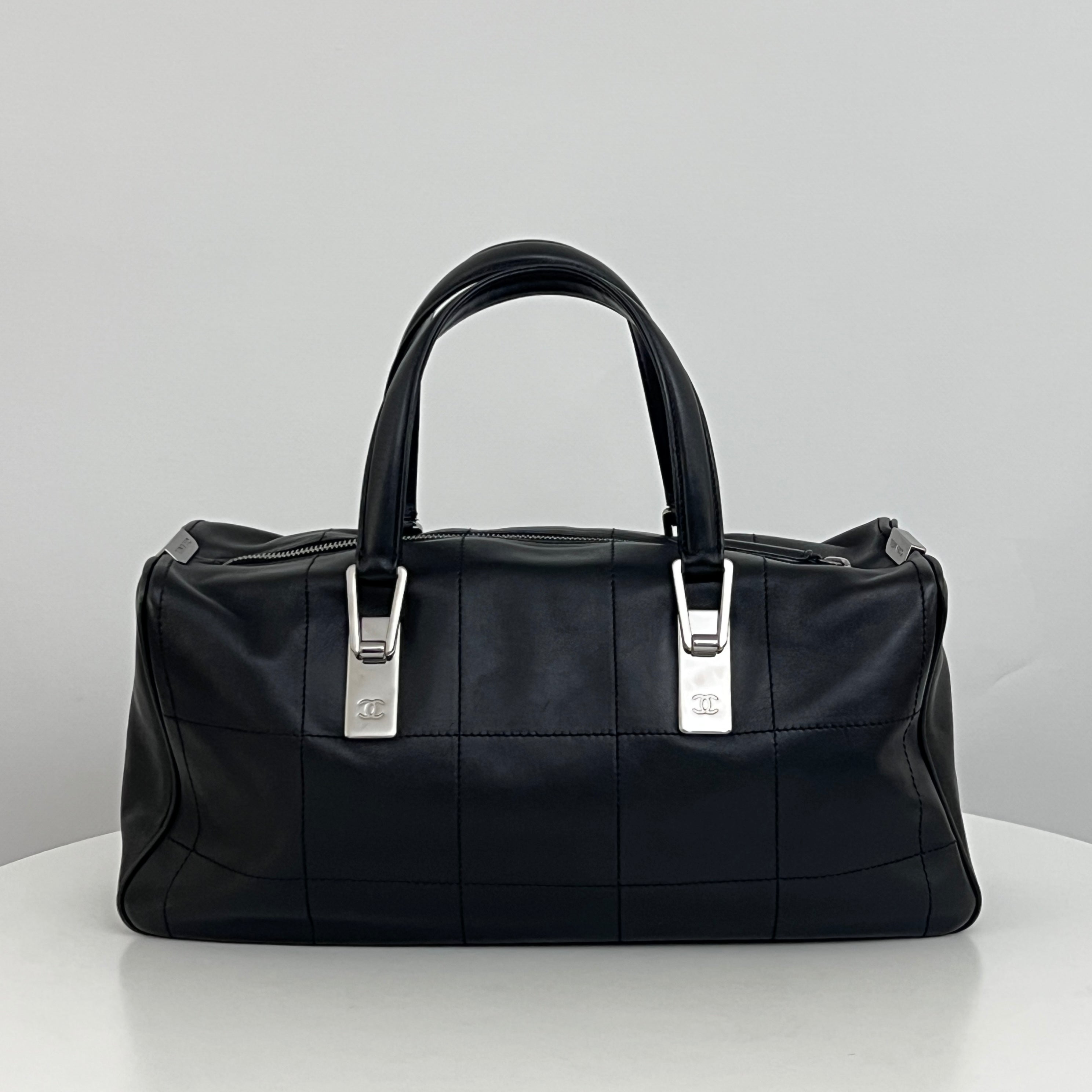 Sac CHANEL Boston Chocolate Bar cuir d'agneau noir vintage 2002-2003