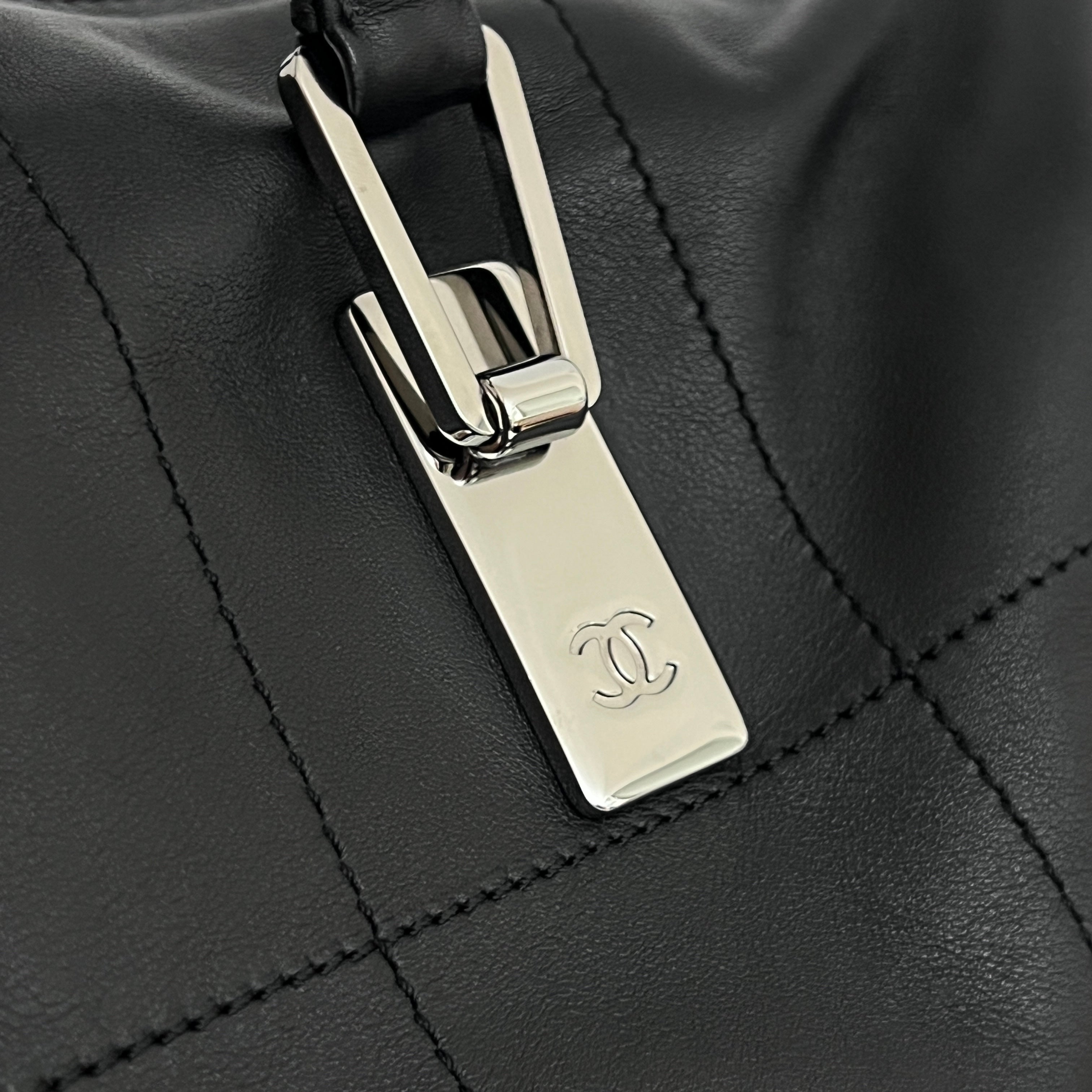 Sac CHANEL Boston Chocolate Bar cuir d'agneau noir vintage 2002-2003