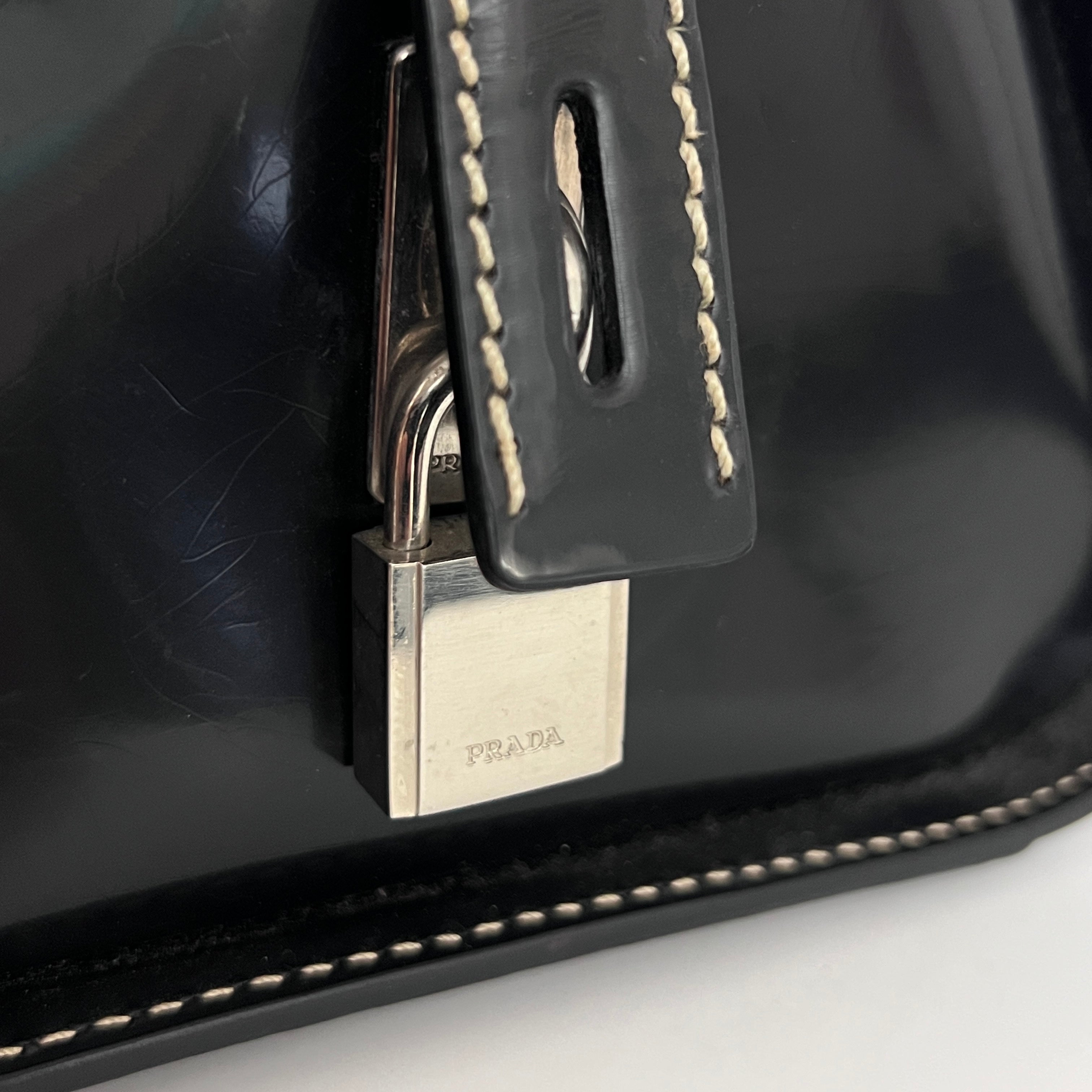 Sac PRADA Boston triangle nylon et cuir verni noir
