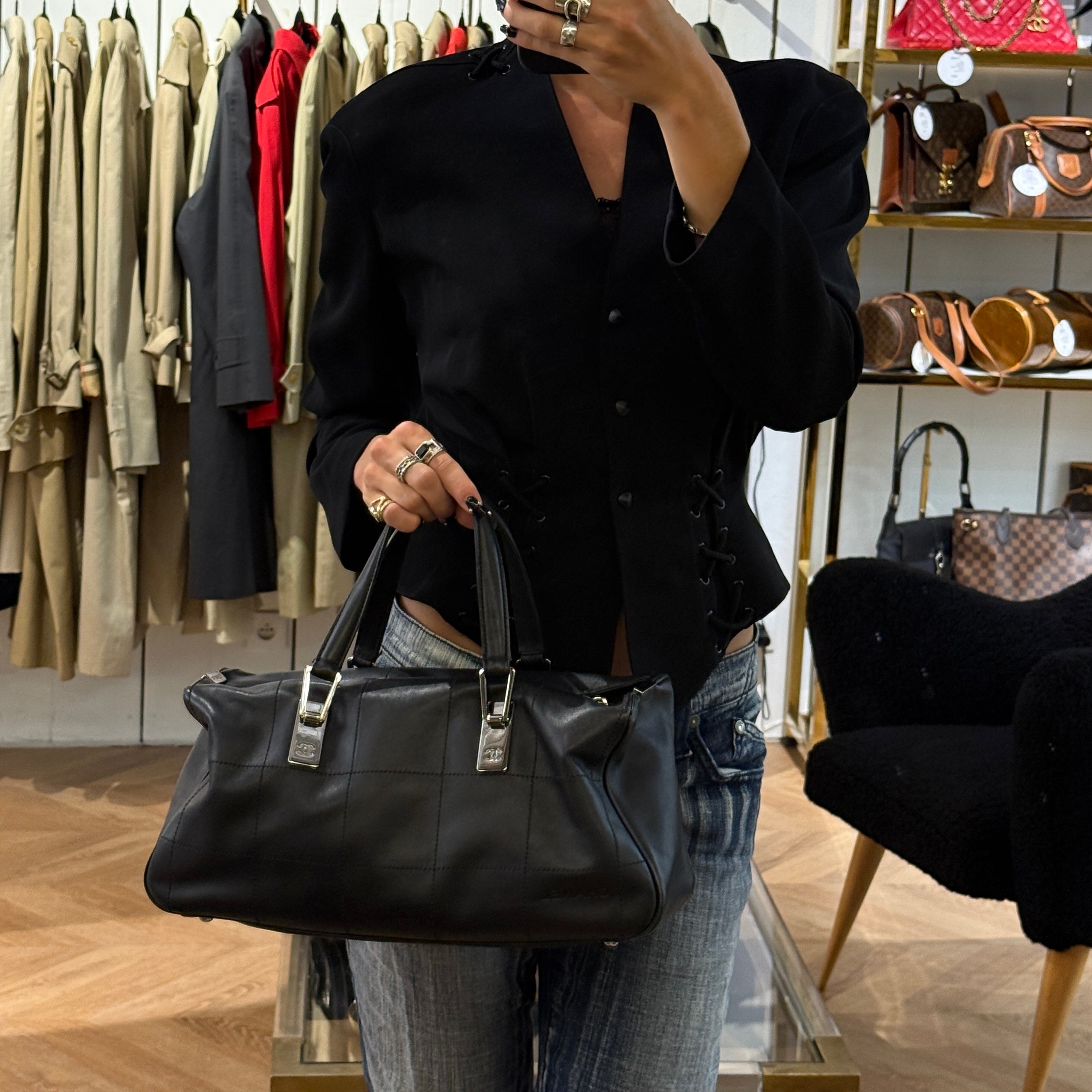 Sac CHANEL Boston Chocolate Bar cuir d'agneau noir vintage 2002-2003