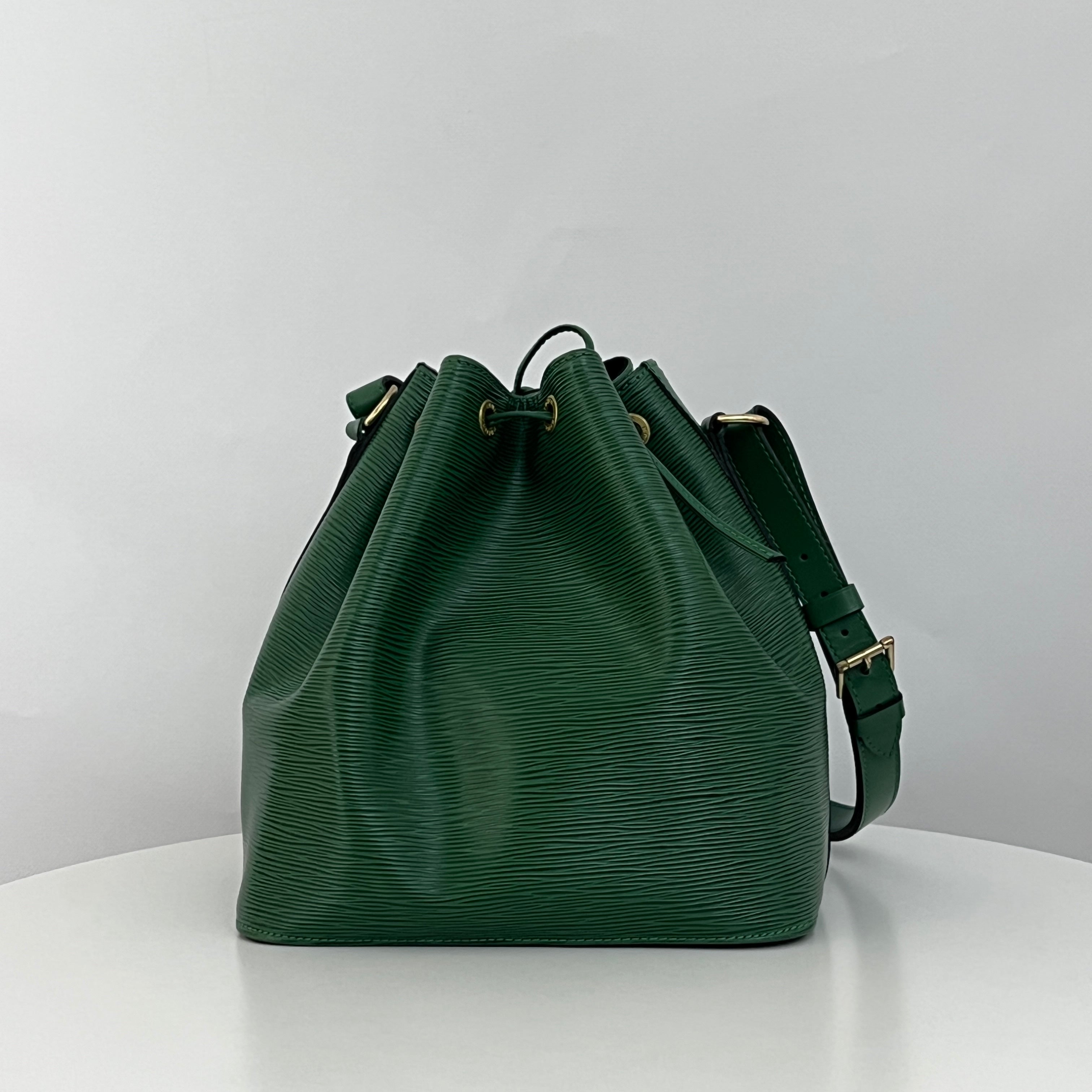 Sac LOUIS VUITTON Noé Petit cuir épi vert vintage 1993