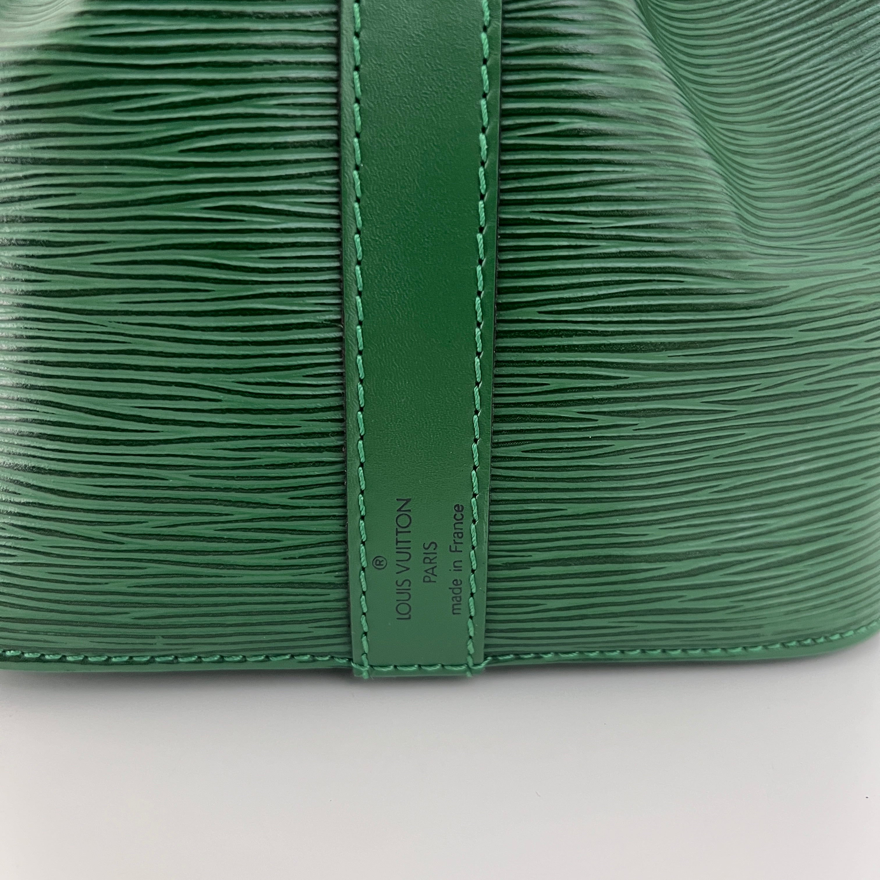 Sac LOUIS VUITTON Noé Petit cuir épi vert vintage 1993