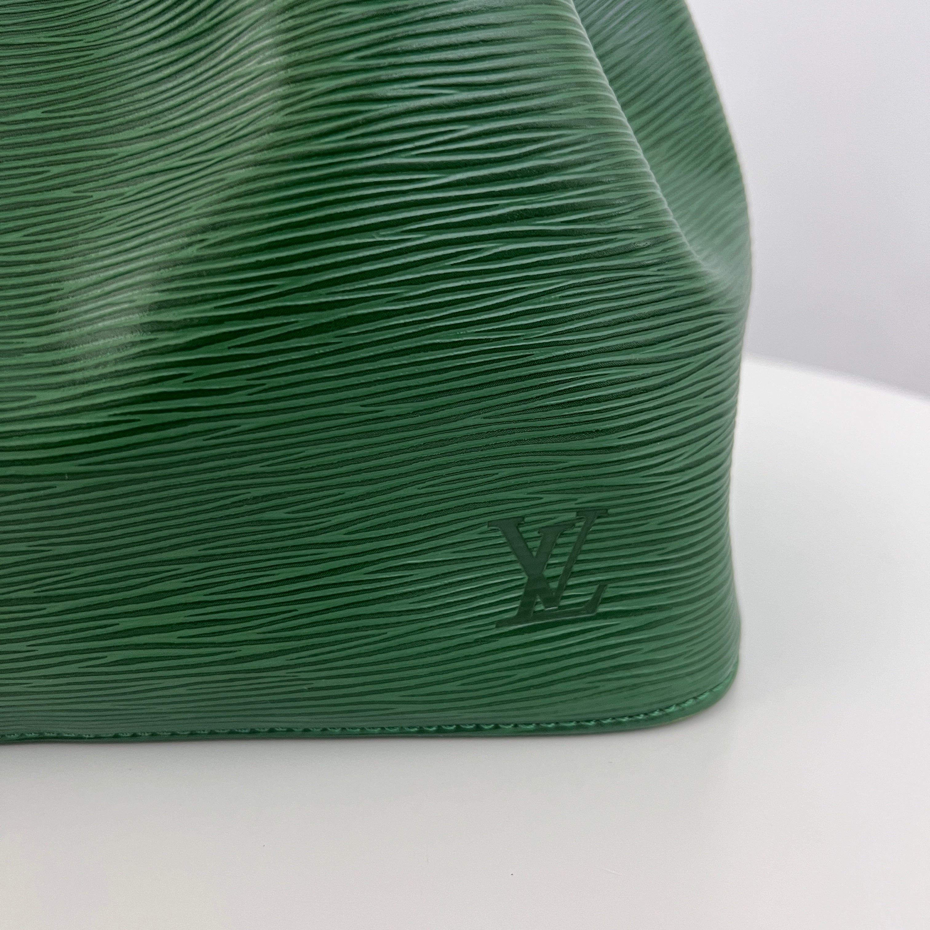 Sac LOUIS VUITTON Noé Petit cuir épi vert vintage 1993