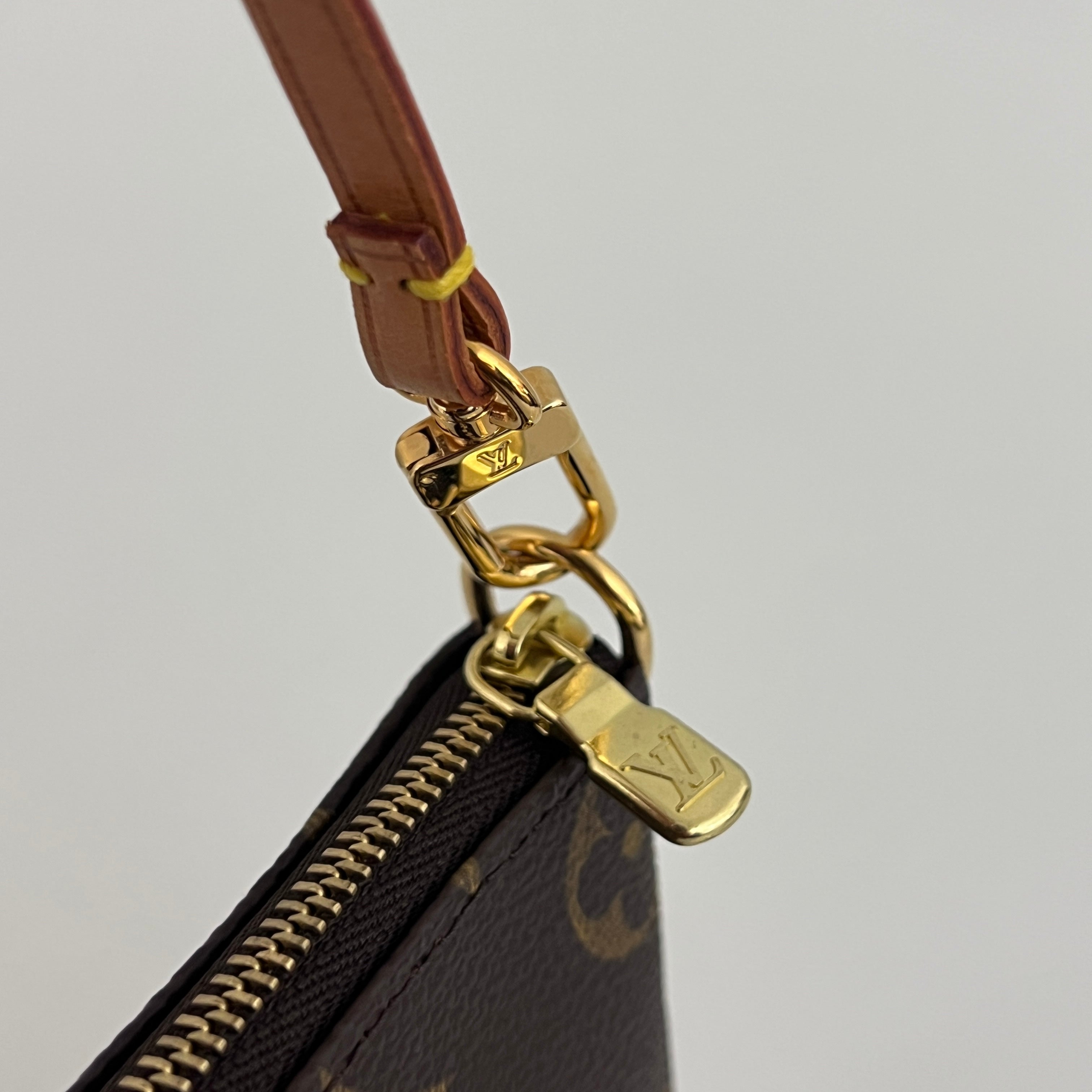 Sac LOUIS VUITTON Mini Pochette Accessoires toile et cuir marron vintage 2003