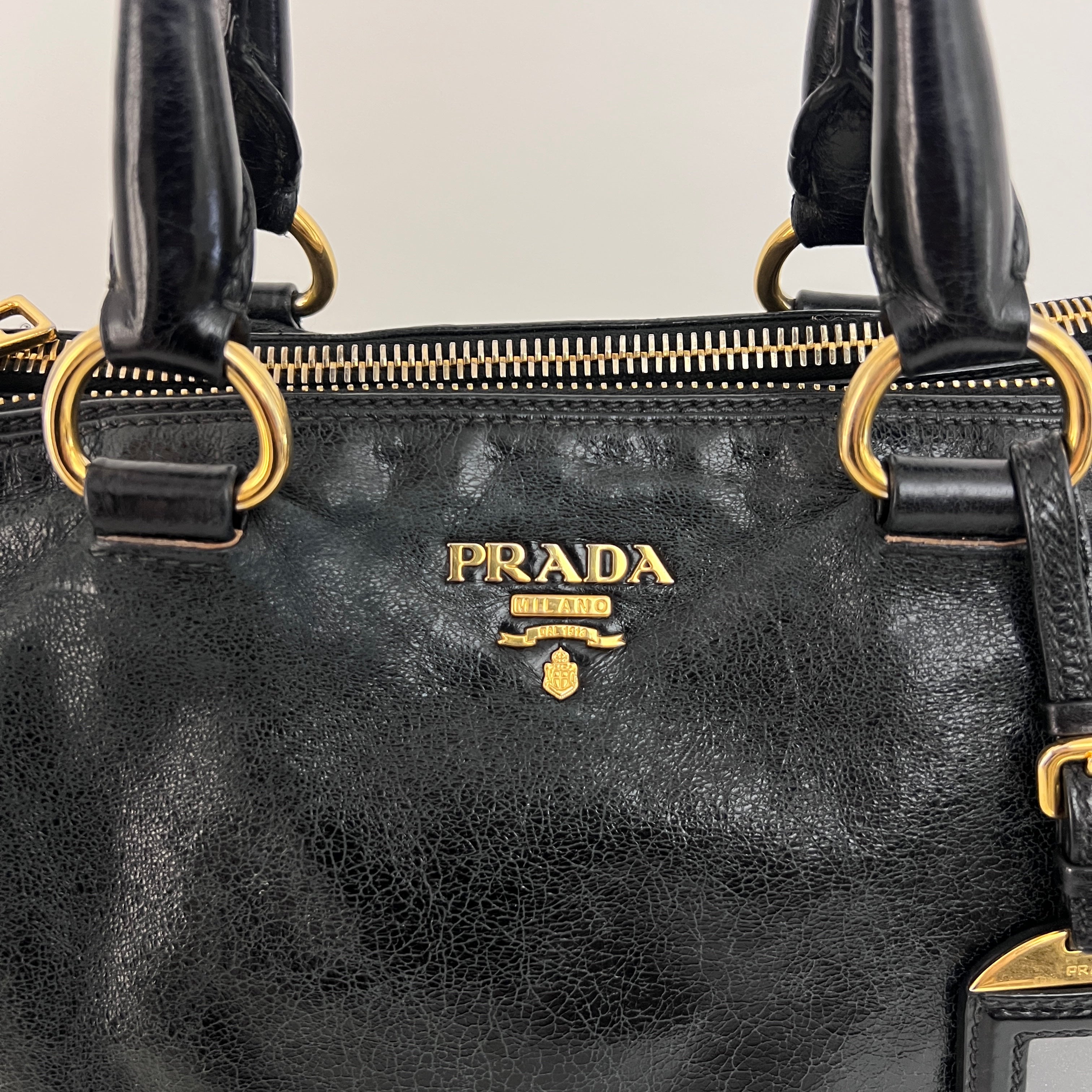 Sac à bandoulière PRADA Vitello Shine Satchel cuir grainé noir