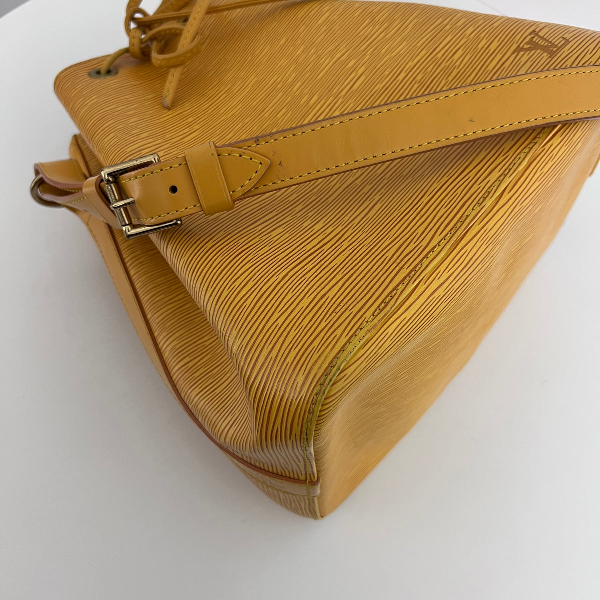 Sac LOUIS VUITTON Noé Petit cuir épi jaune vintage 1995