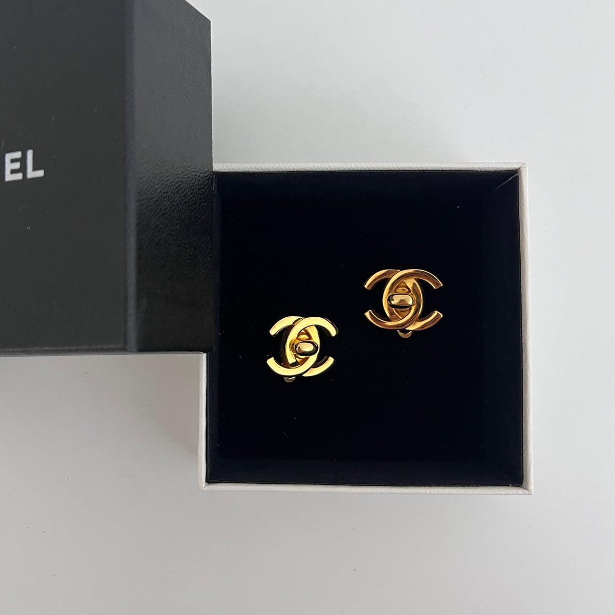Boucles d'oreilles CHANEL CC Clip On 1995 Autonme-Hiver