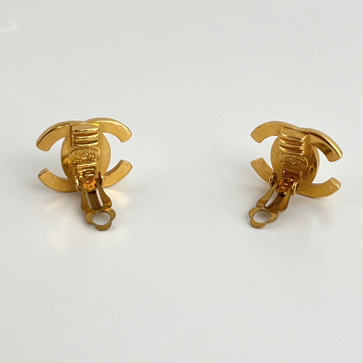 Boucles d'oreilles CHANEL CC Clip On 1995 Autonme-Hiver