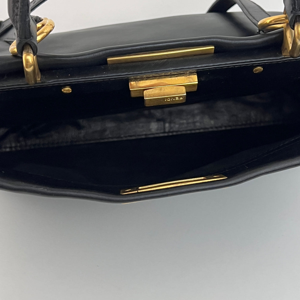 Sac à bandoulière FENDI Peekaboo cuir lisse noir