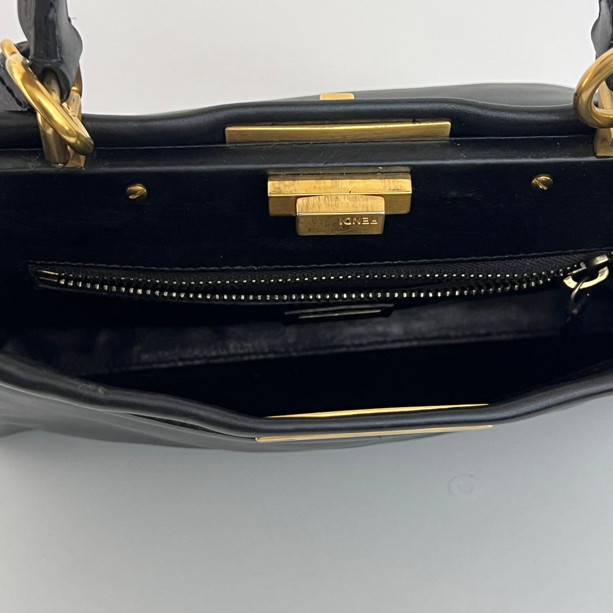 Sac à bandoulière FENDI Peekaboo cuir lisse noir