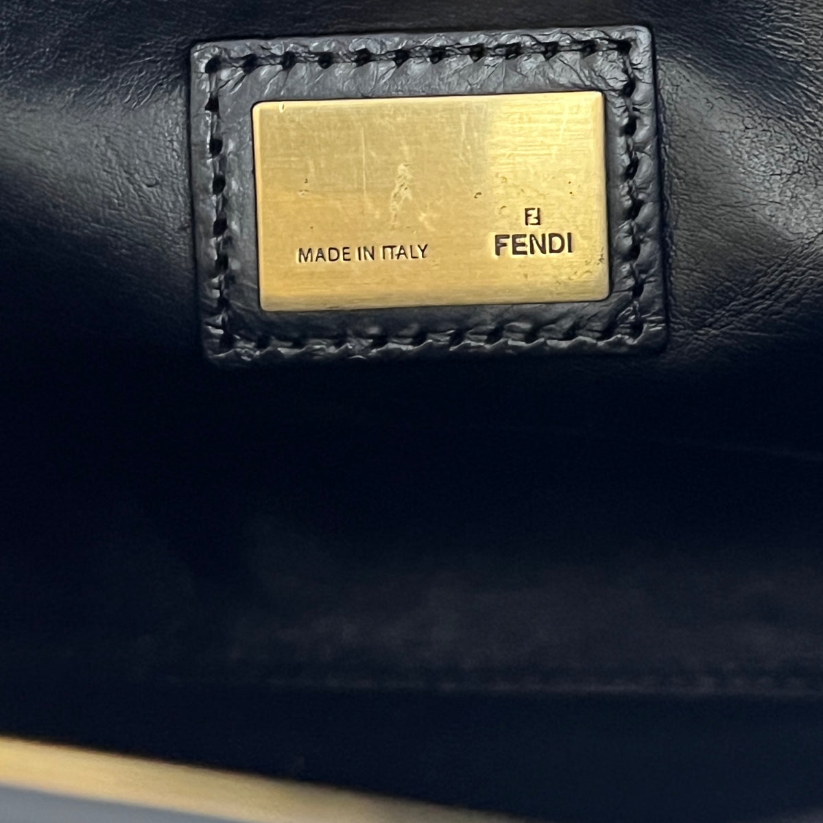 Sac à bandoulière FENDI Peekaboo cuir lisse noir