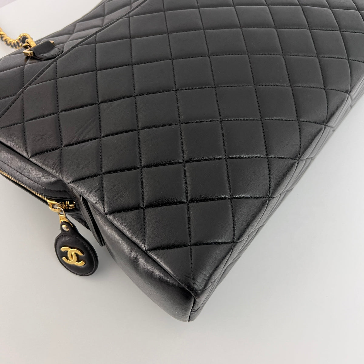 Sac CHANEL Tote Matelassé Chain cuir d'agneau noir vintage 1997-1999