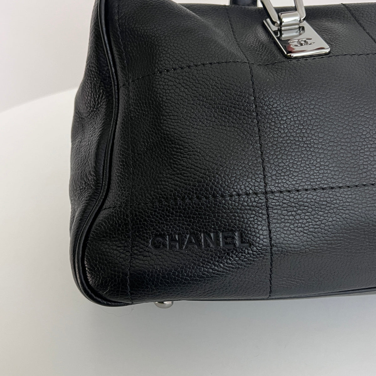 Sac CHANEL Boston Chocolate Bar cuir caviar noir vintage 2003-2004