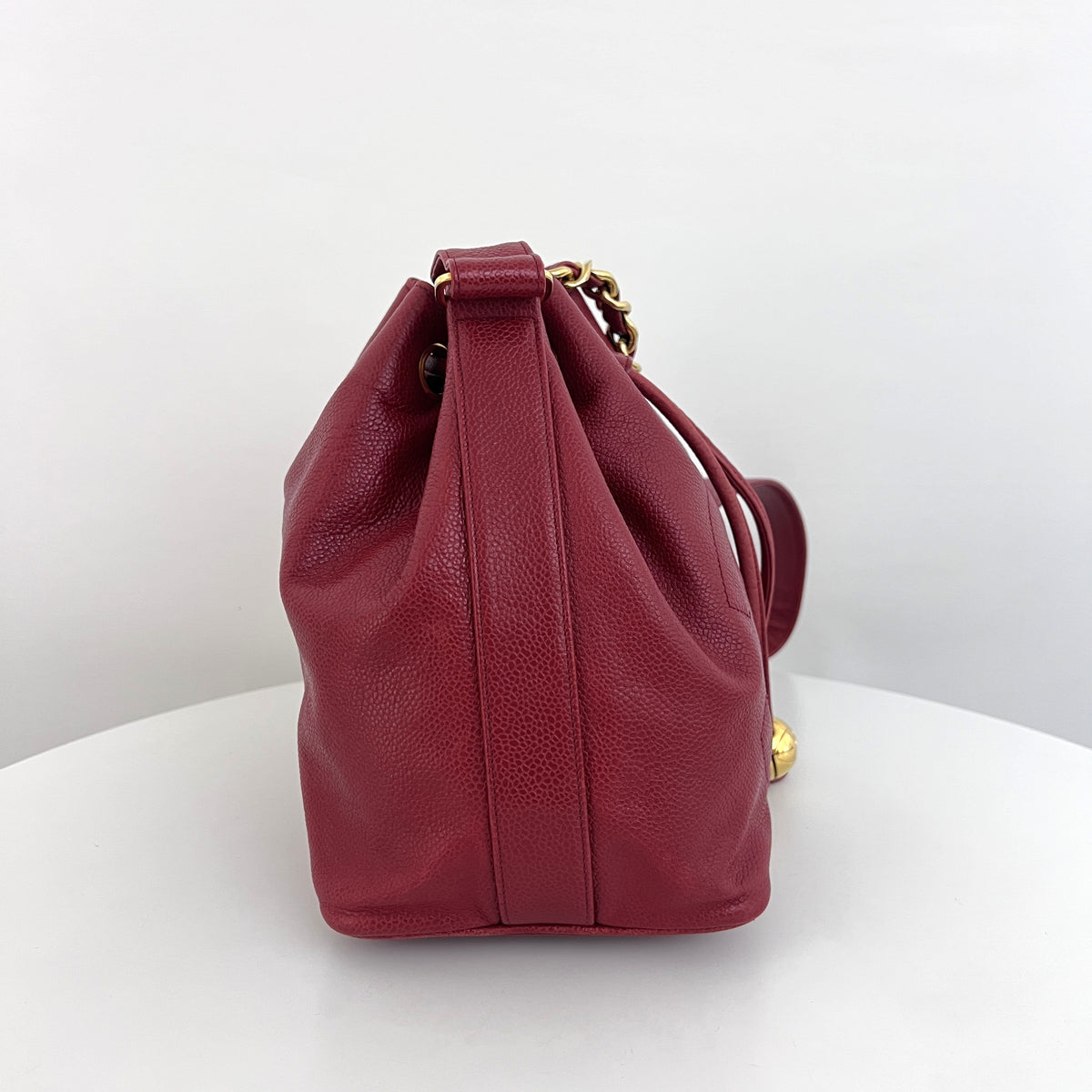 Sac à bandoulière CHANEL Seau cuir caviar rouge vintage Circa 1990