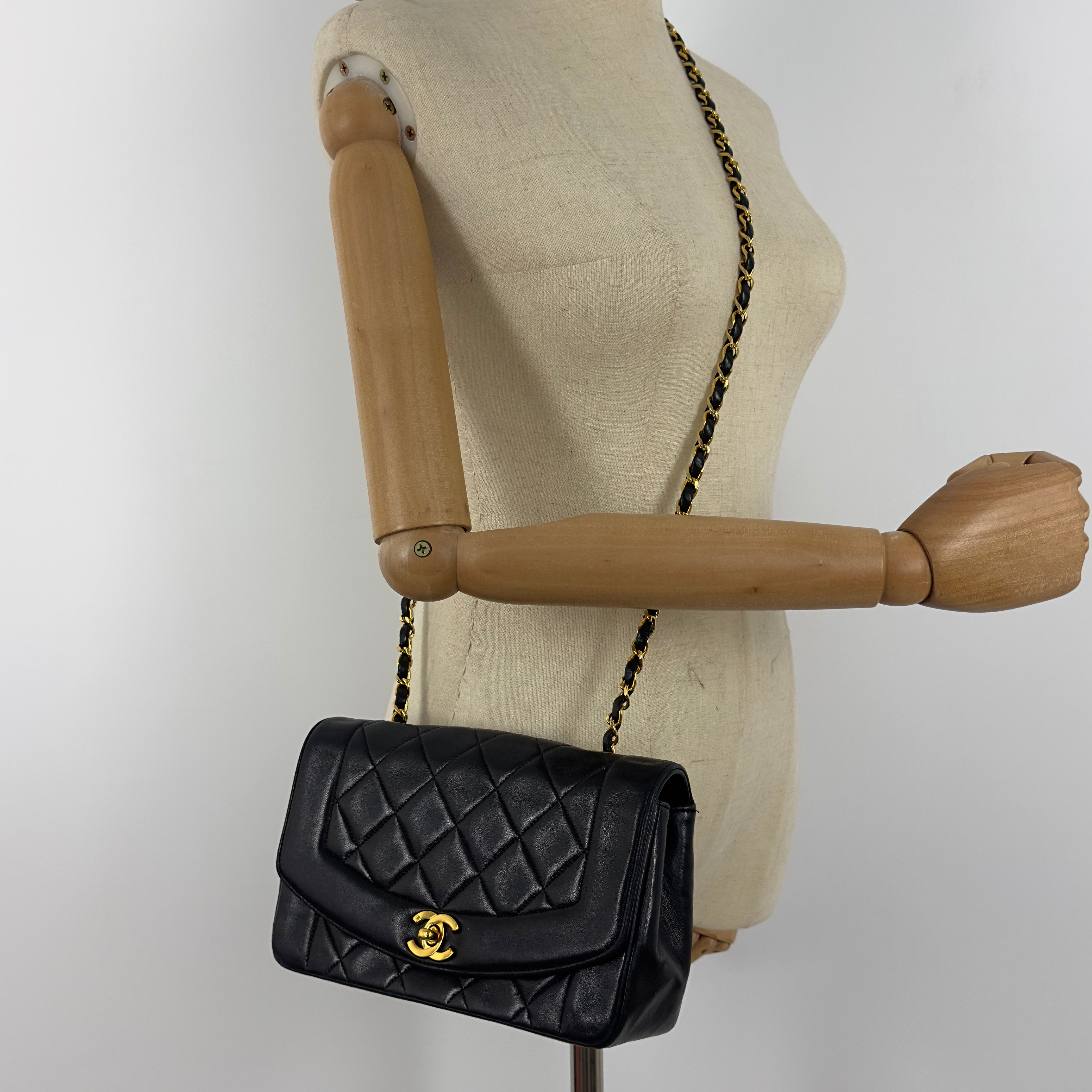 Sac à main CHANEL Diana Small cuir d'agneau noir