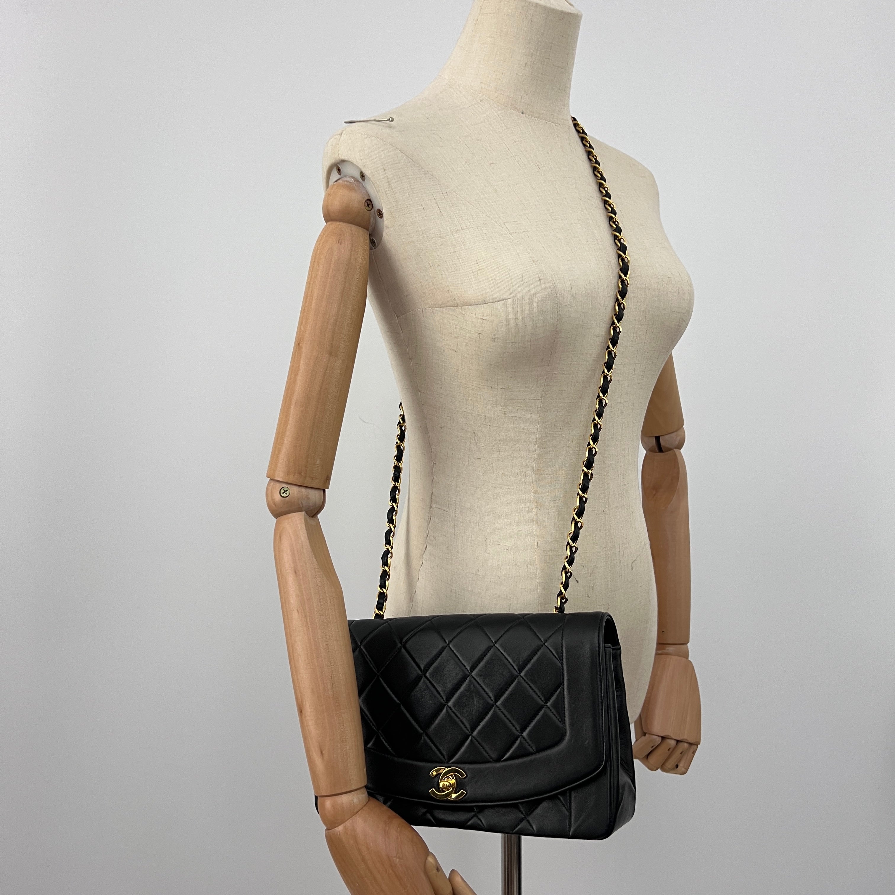 Sac à bandoulière CHANEL Diana Medium cuir d'agneau noir vintage 1996-1997