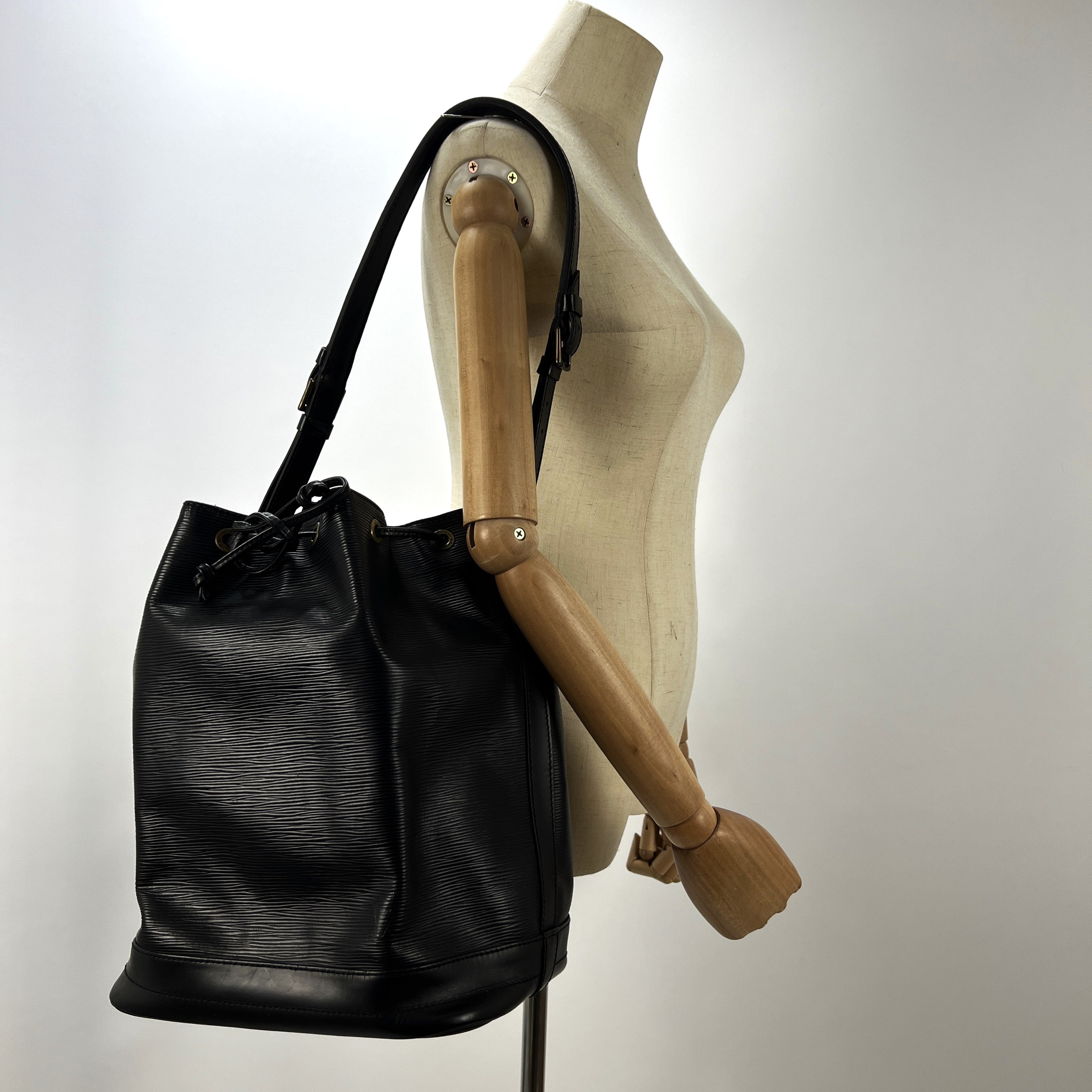 LOUIS VUITTON Noé GM black epi leather handbag