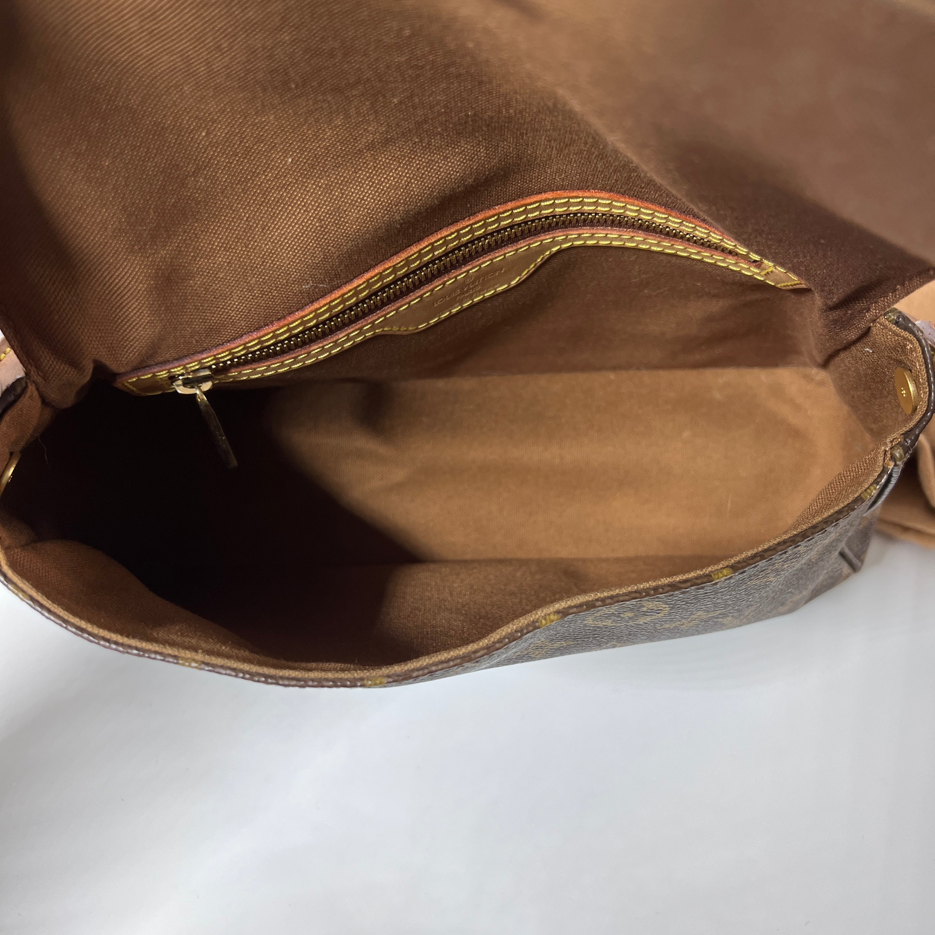 LOUIS VUITTON Looping handbag in brown canvas and leather