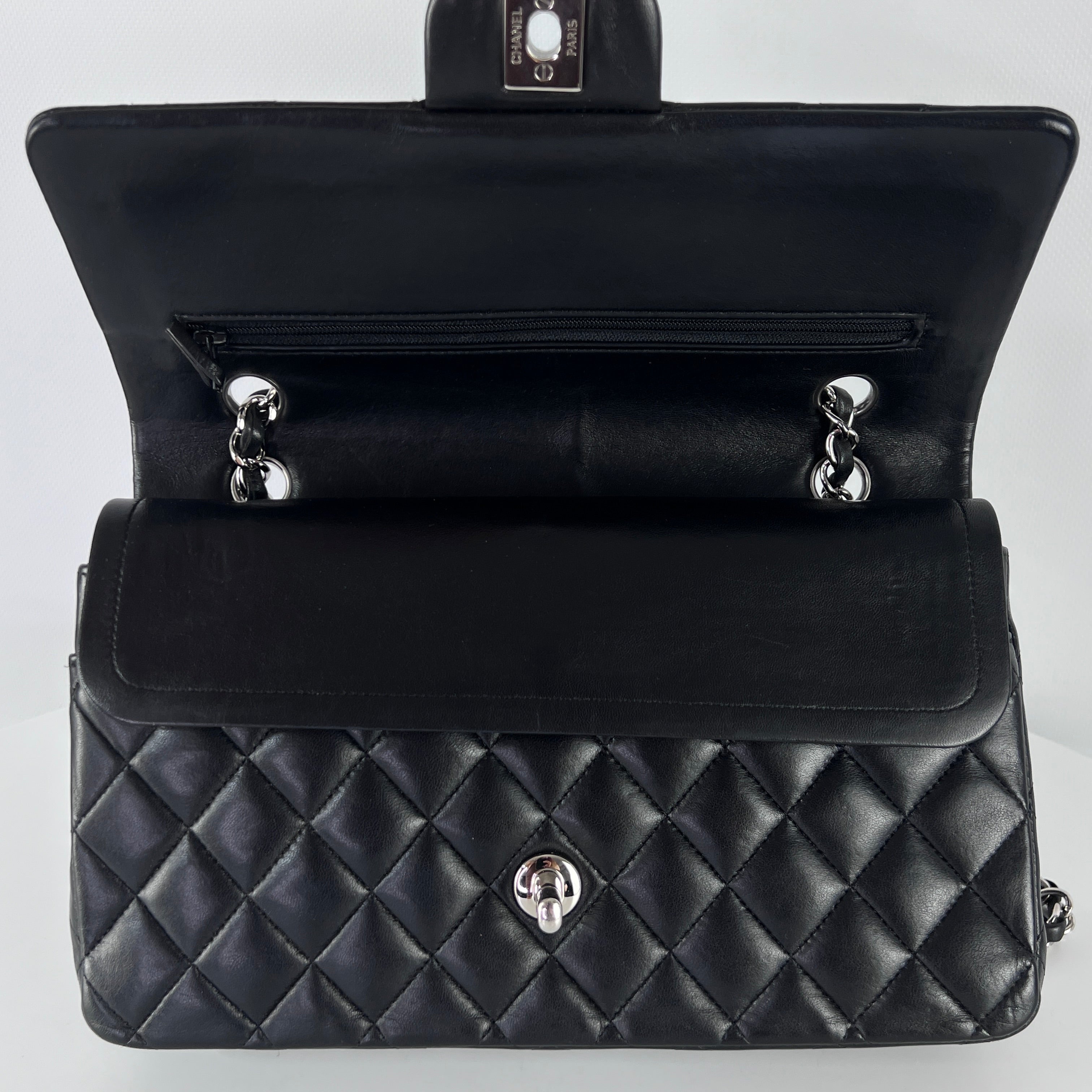 Sac à bandoulière CHANEL Classique Medium Flap cuir d'agneau noir